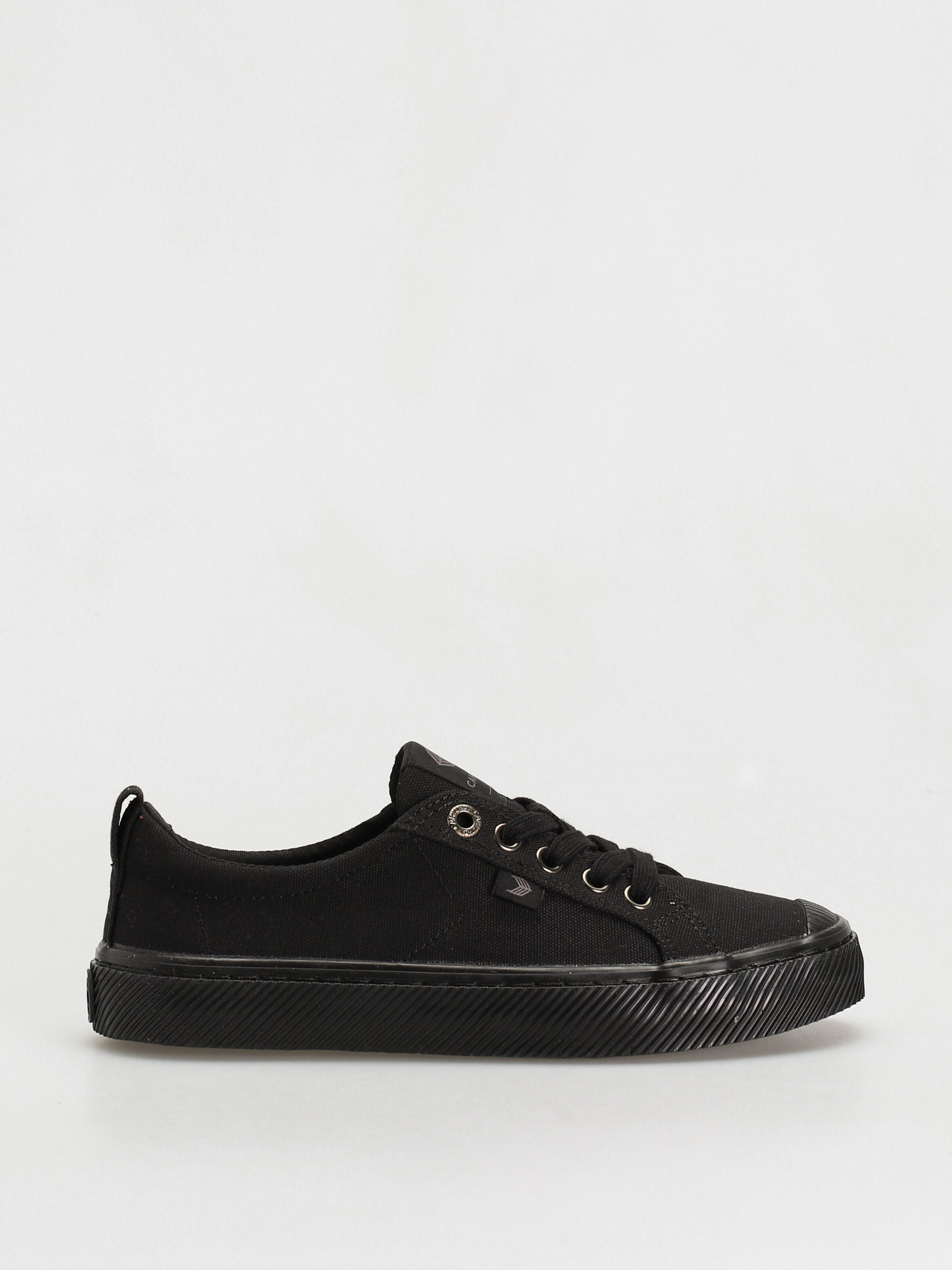 Cariuma Oca Low Cipők (all black canvas)