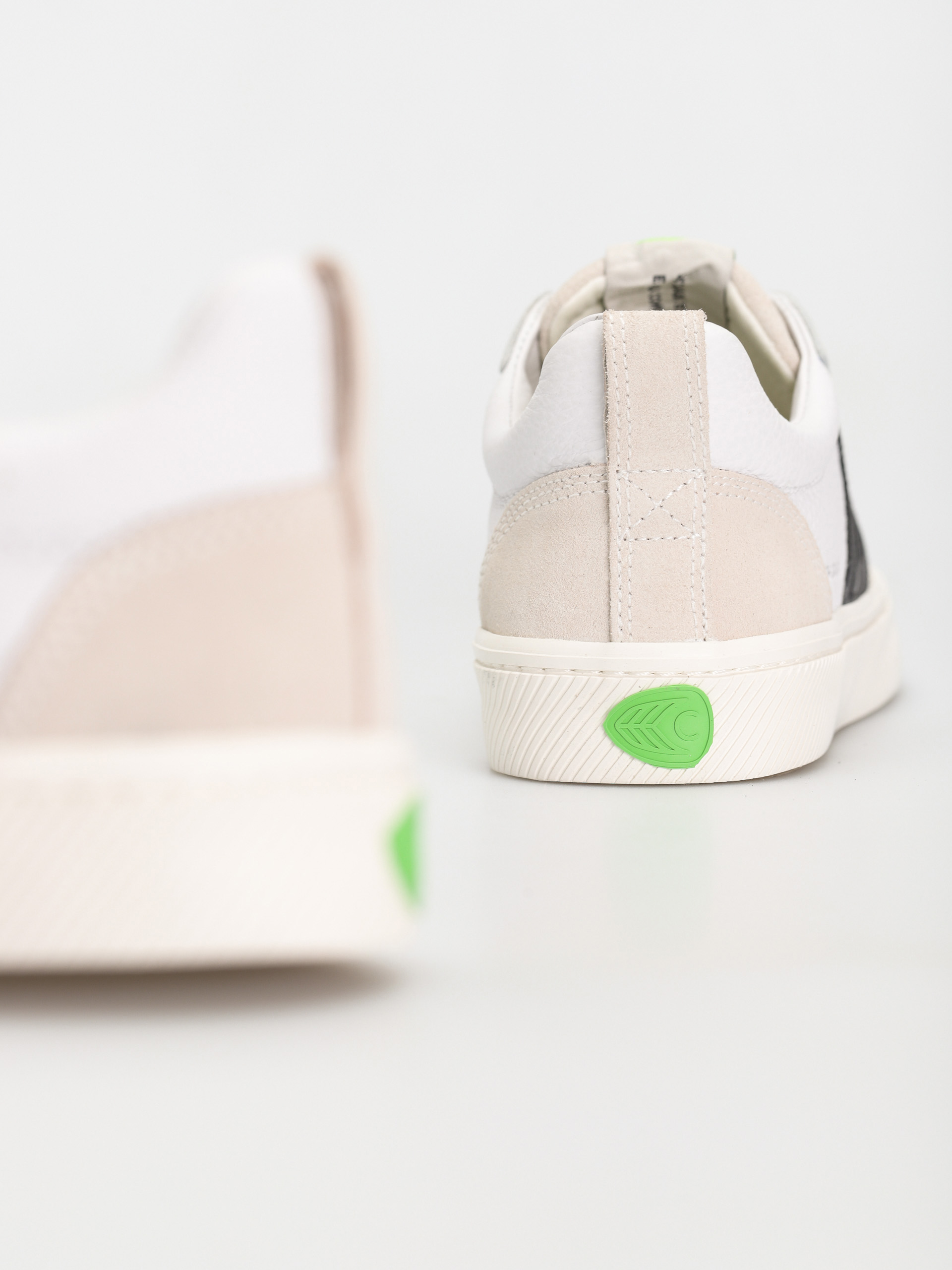 Cariuma Catiba Pro Cipők (white premium leather vintage white suede)