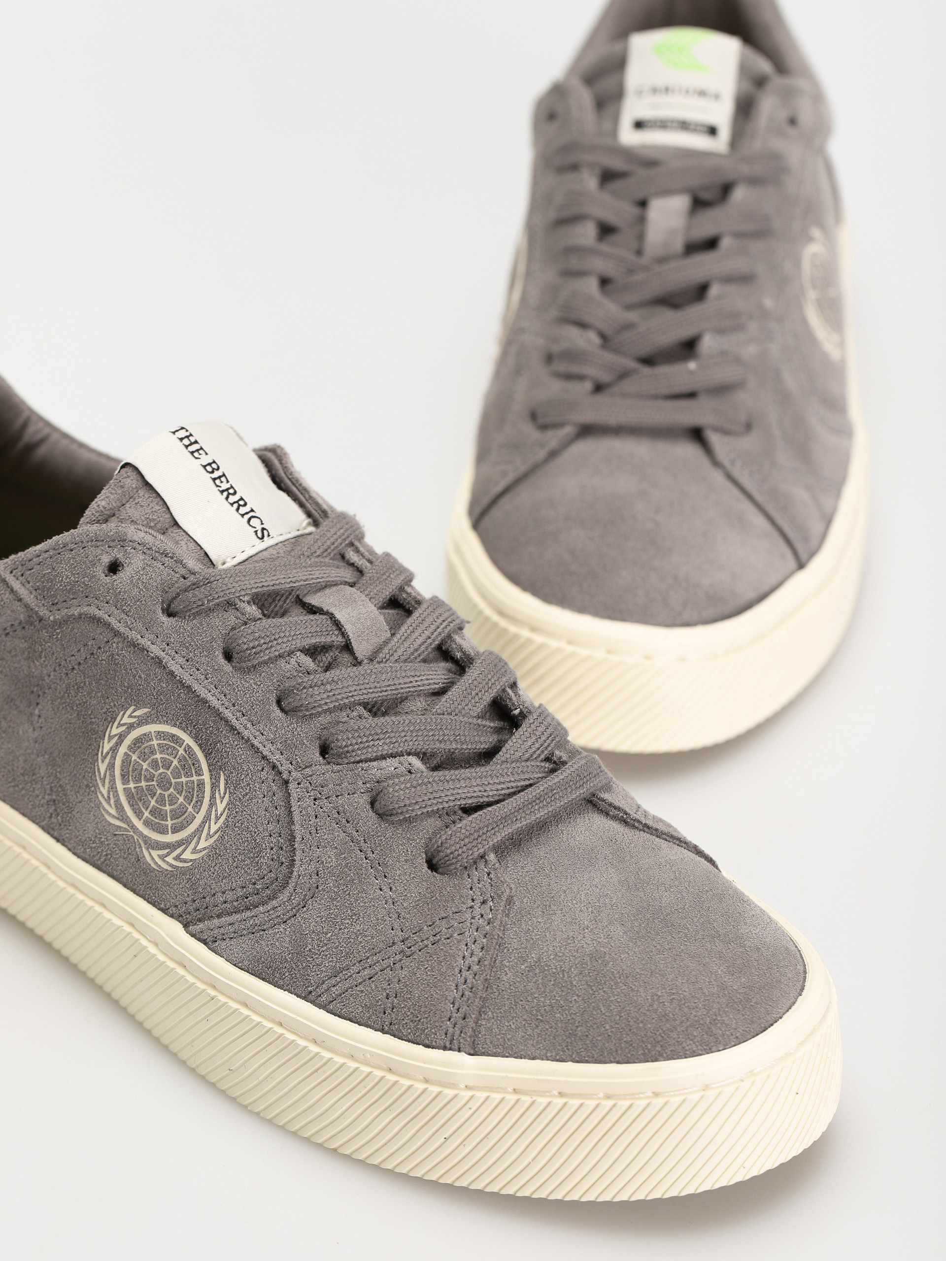 Cariuma Catiba Pro Berrics Cipők (charcoal grey suede)