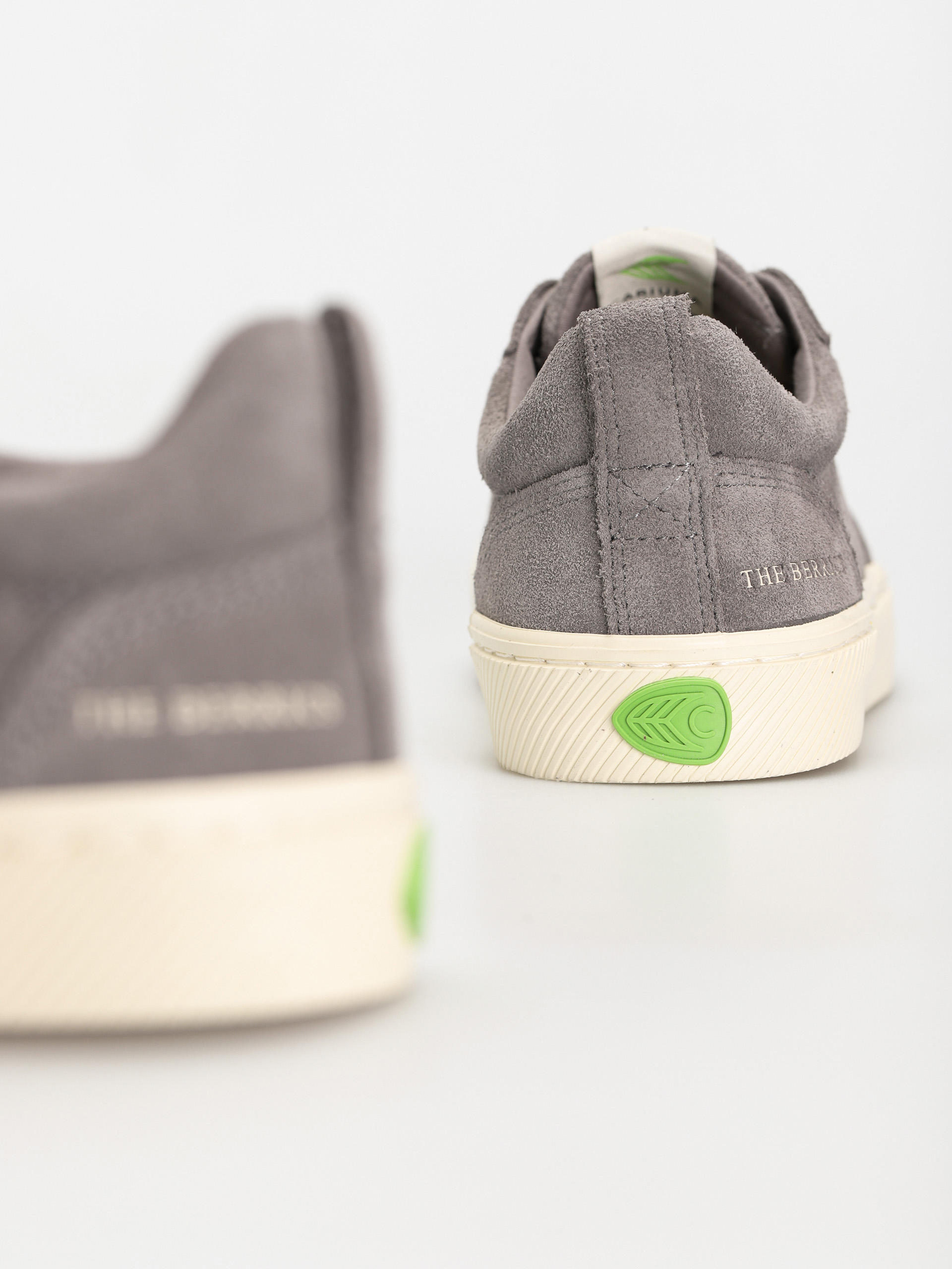 Cariuma Catiba Pro Berrics Cipők (charcoal grey suede)