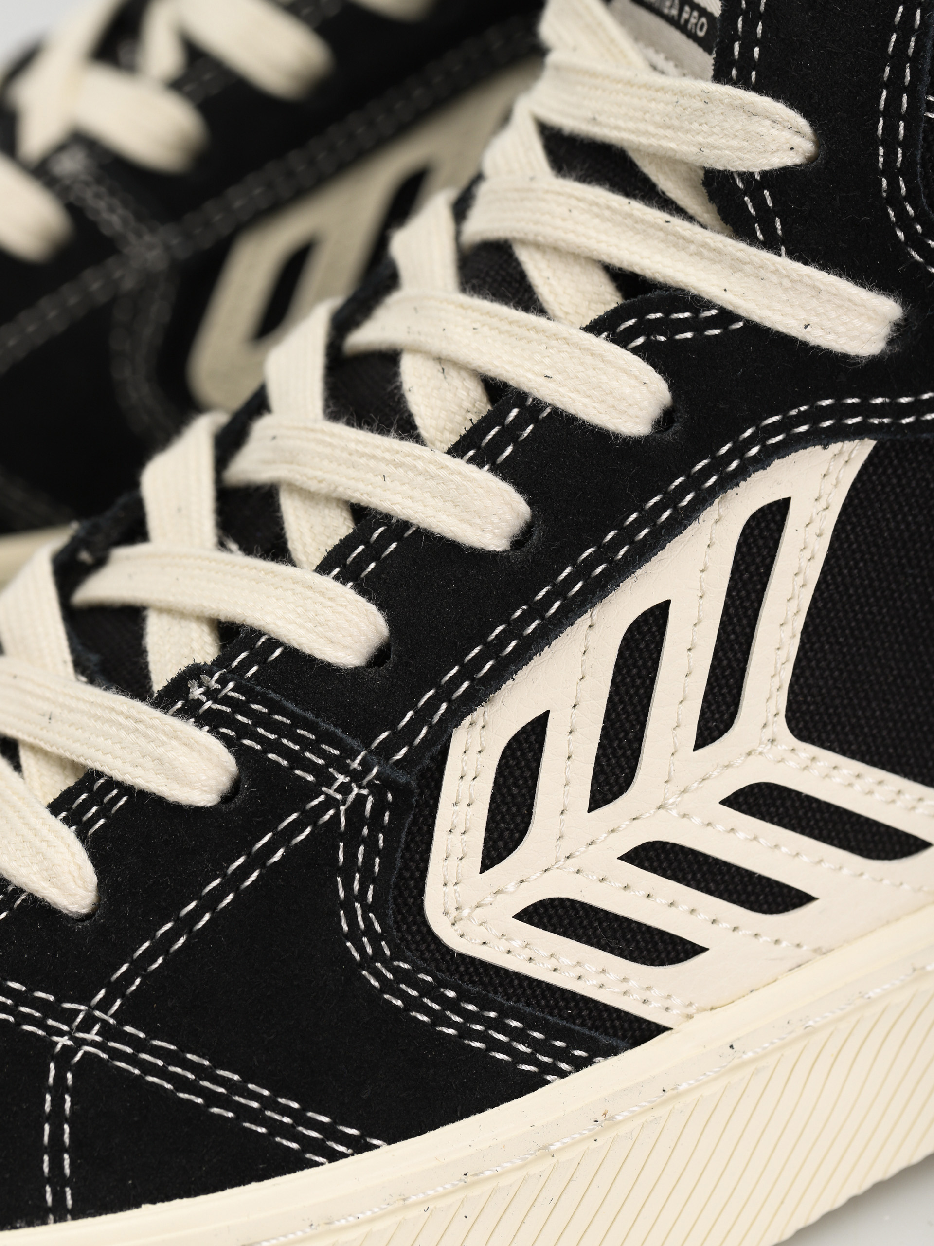 Cariuma Catiba High Pro Cipők (black suede and canvas contrast thread ivory logo)