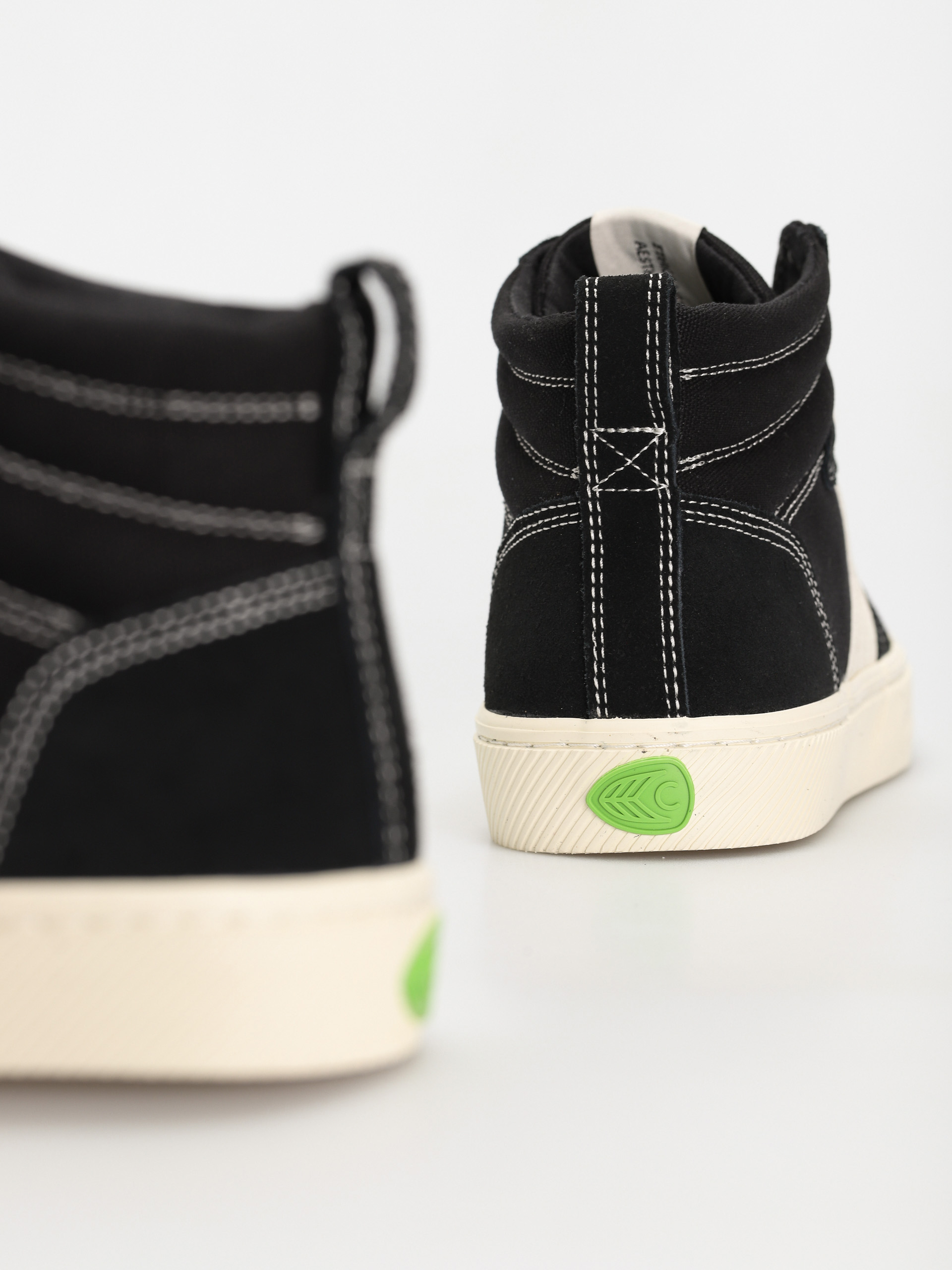 Cariuma Catiba High Pro Cipők (black suede and canvas contrast thread ivory logo)