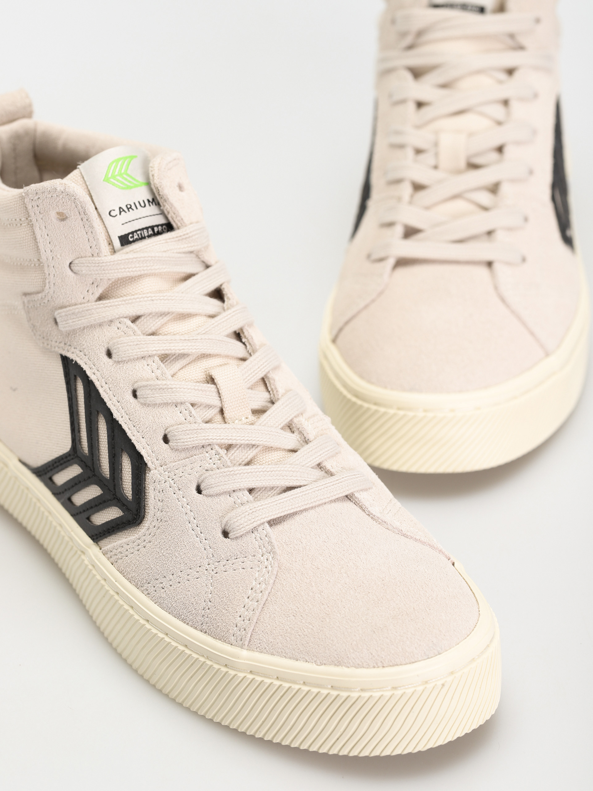 Cariuma Catiba High Pro Cipők (vintage white suede and canvas black logo)