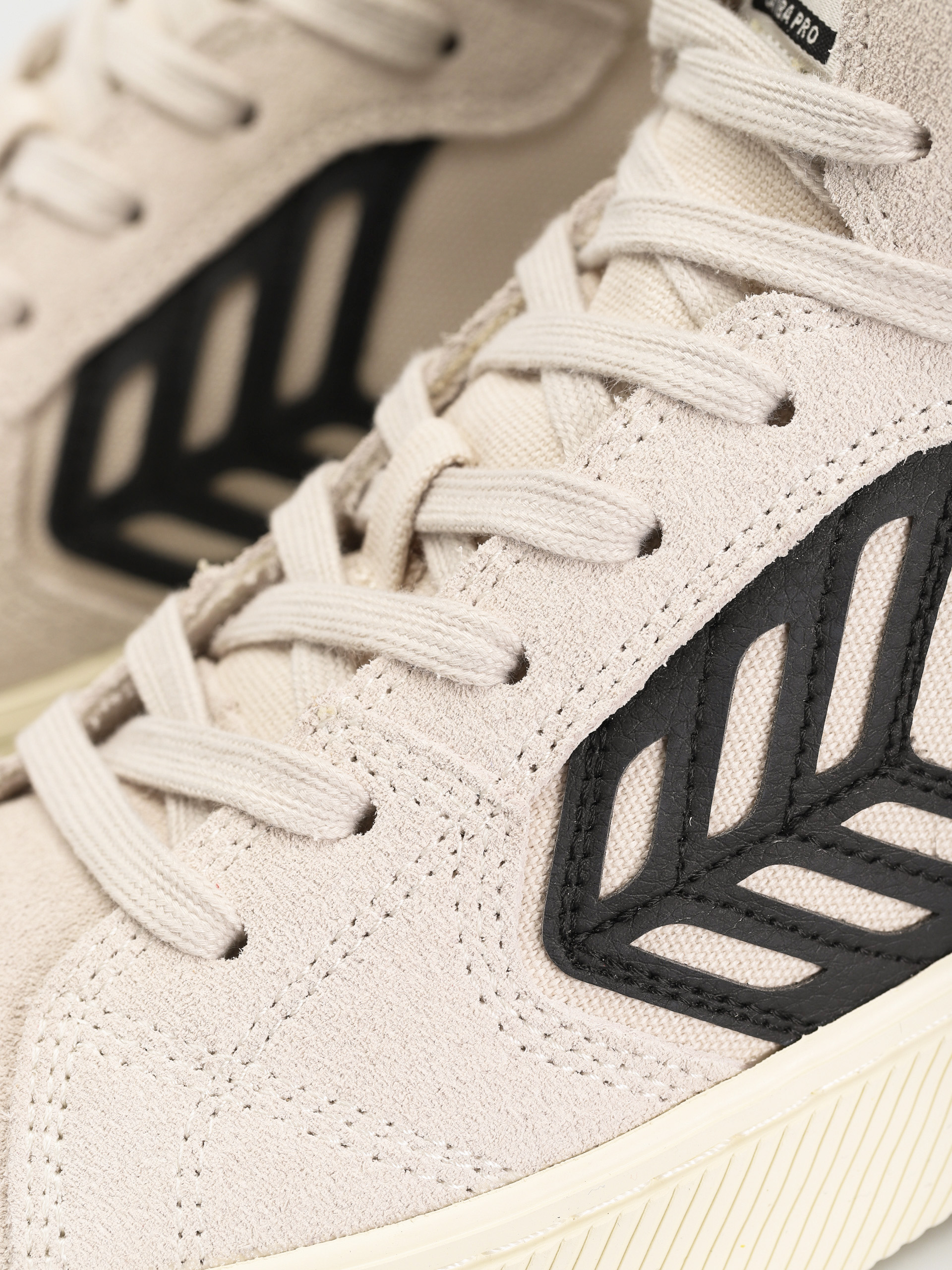 Cariuma Catiba High Pro Cipők (vintage white suede and canvas black logo)