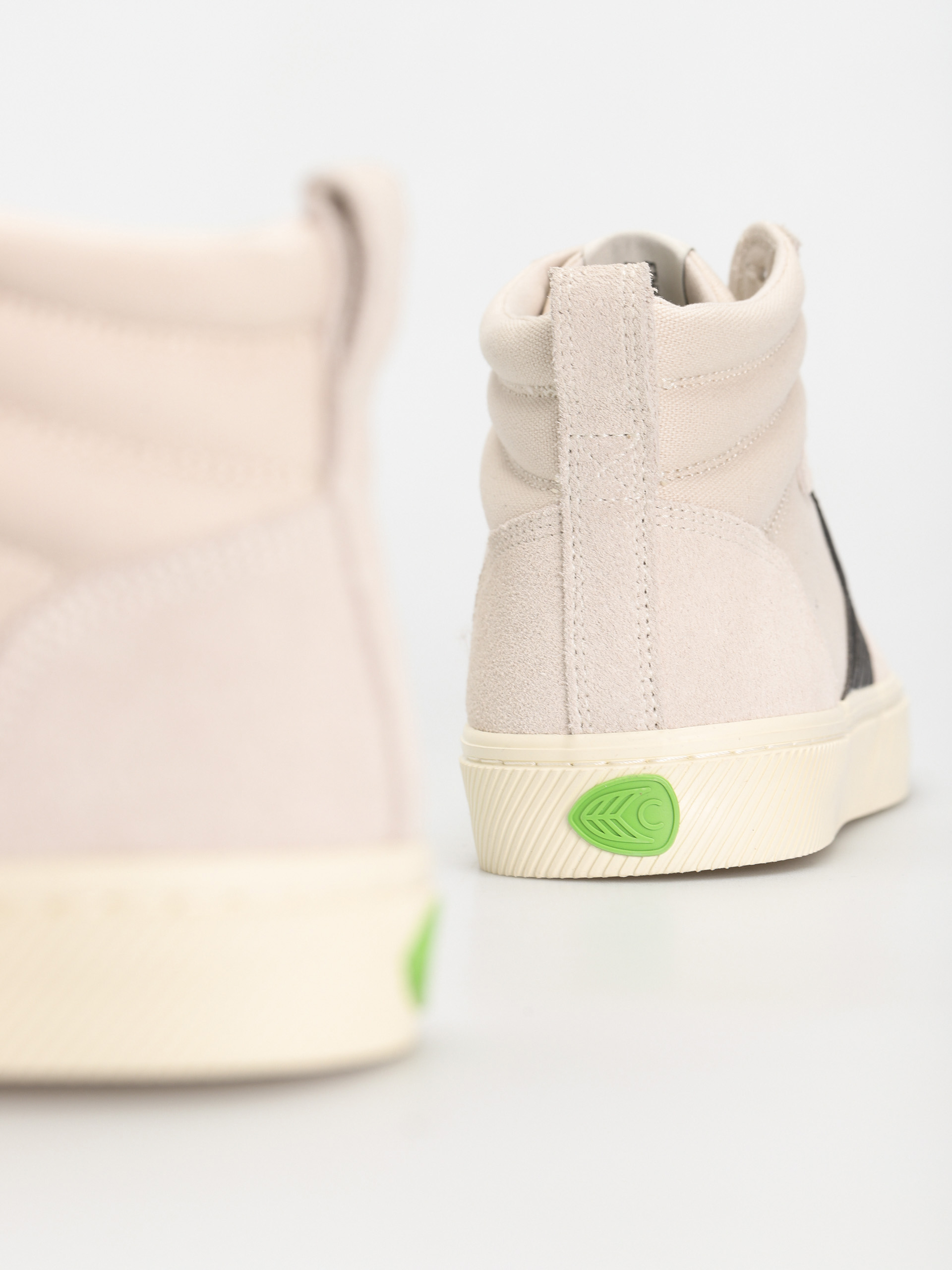 Cariuma Catiba High Pro Cipők (vintage white suede and canvas black logo)