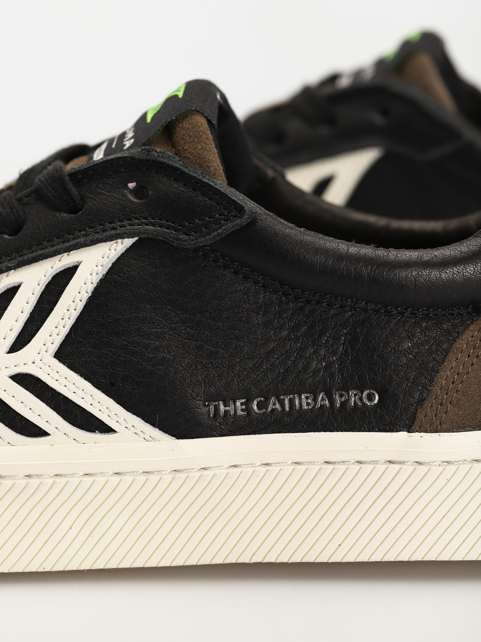 Cariuma Catiba Pro Cipők (black premium leather dark khaki suede)