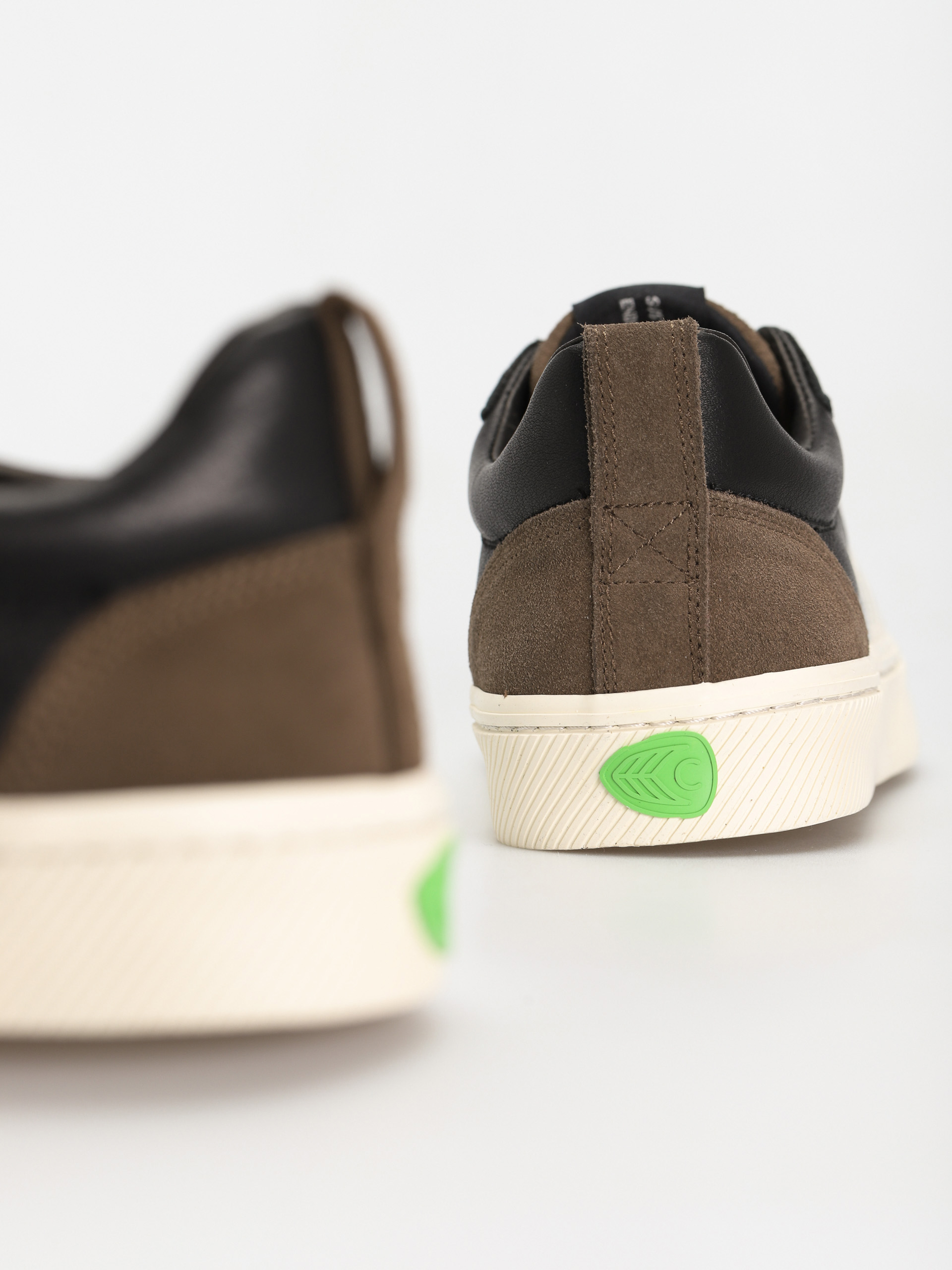 Cariuma Catiba Pro Cipők (black premium leather dark khaki suede)