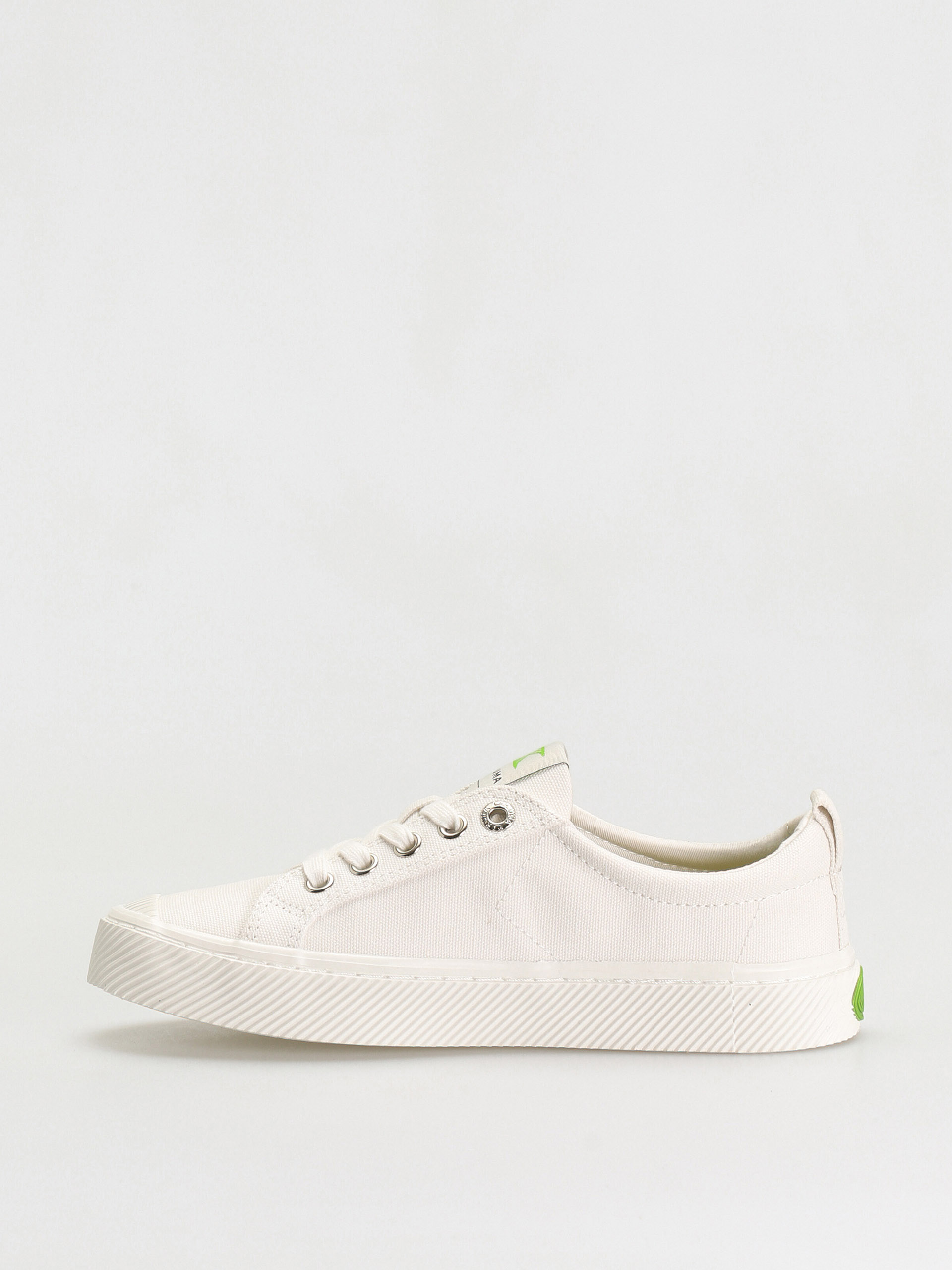 Cariuma Oca Low Cipők (off white canvas)