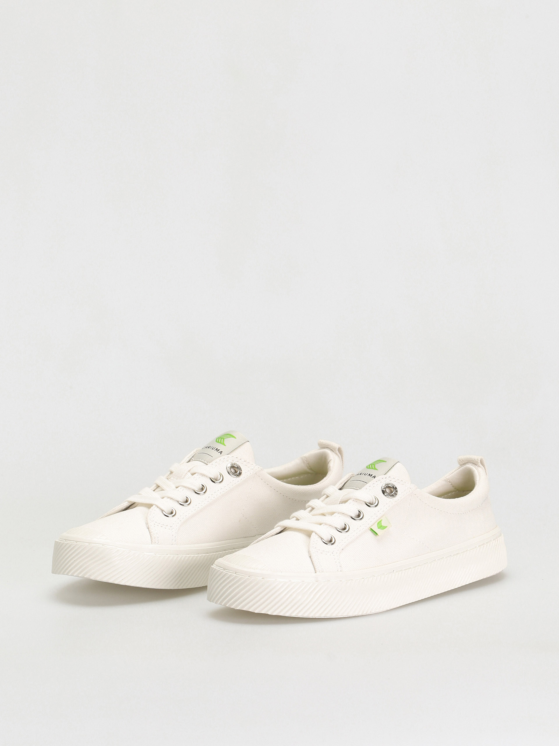 Cariuma Oca Low Cipők (off white canvas)