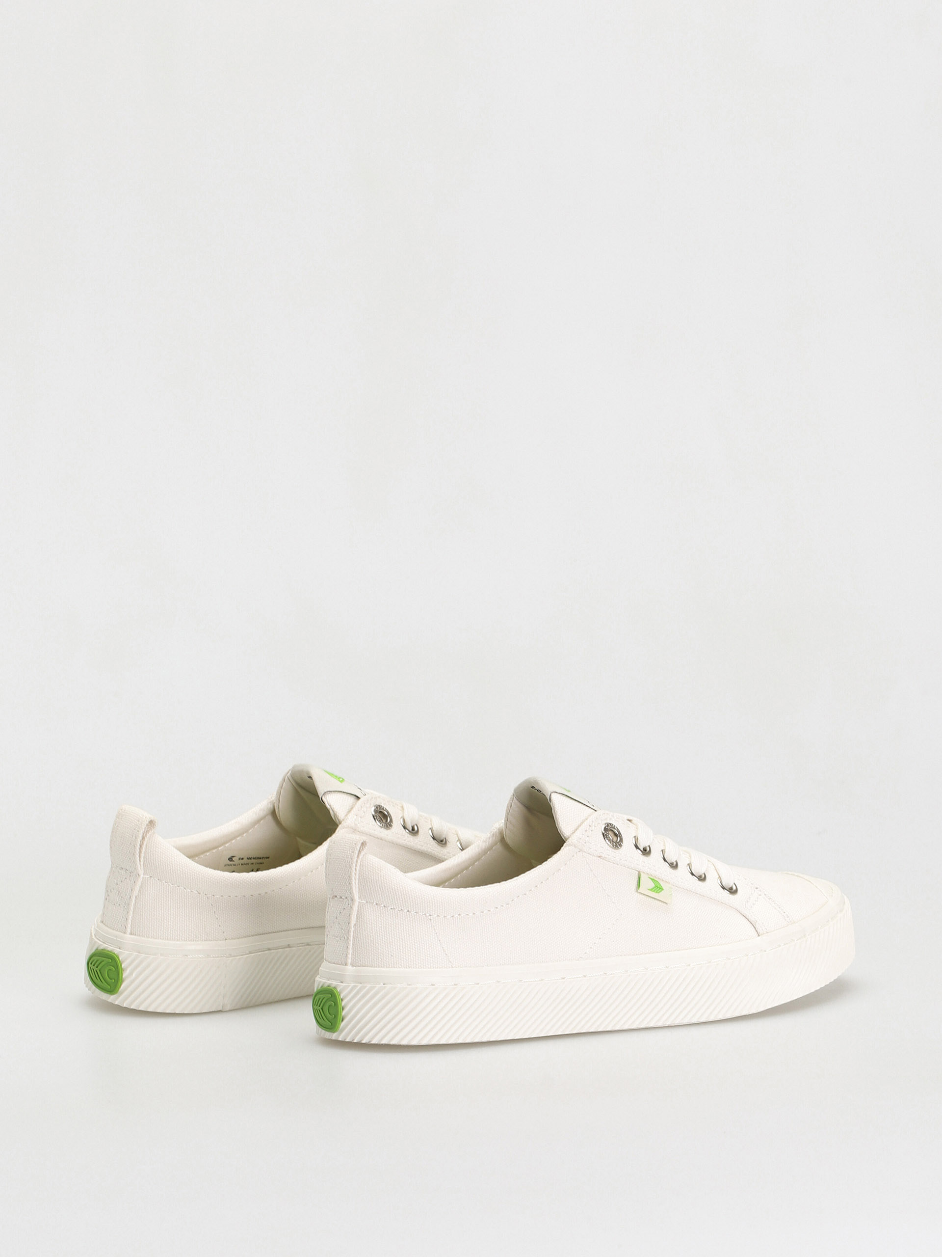 Cariuma Oca Low Cipők (off white canvas)