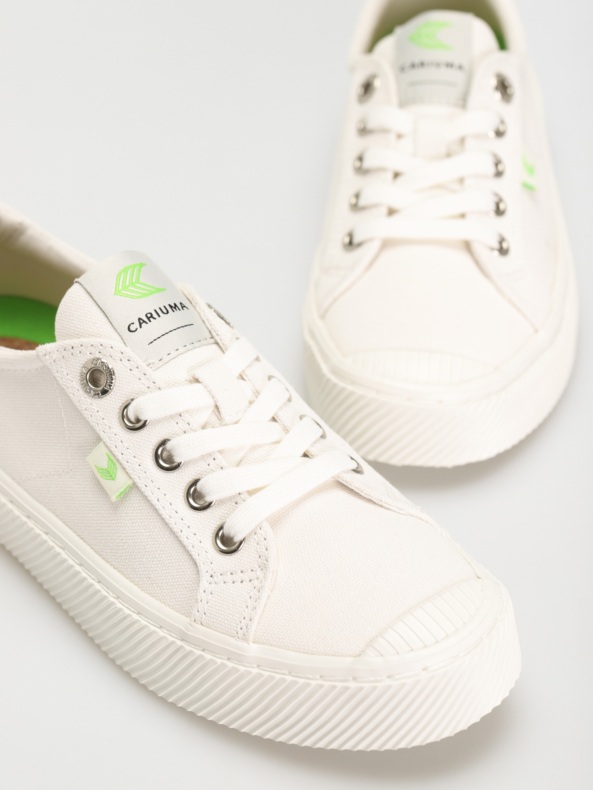Cariuma Oca Low Cipők (off white canvas)
