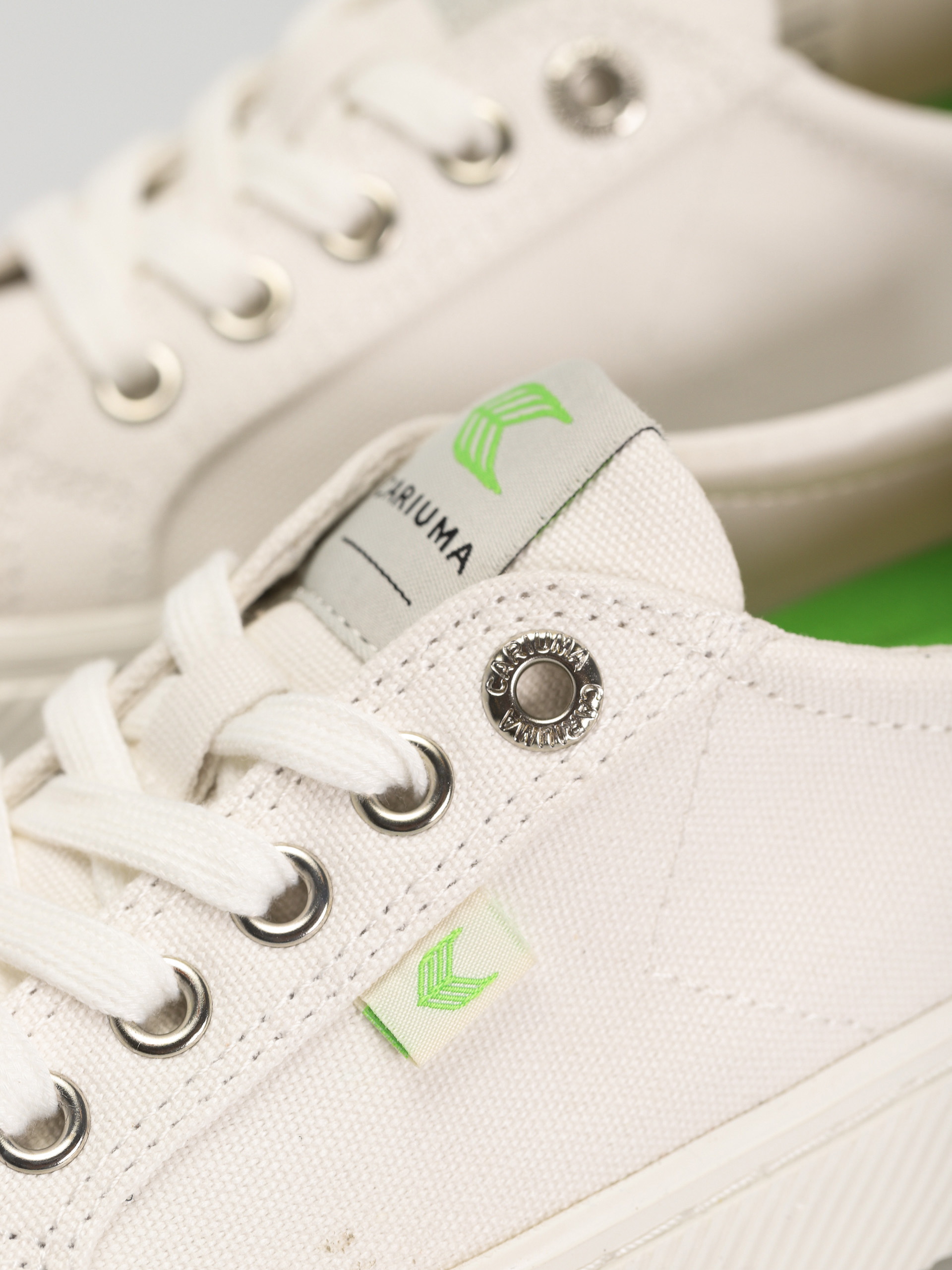 Cariuma Oca Low Cipők (off white canvas)