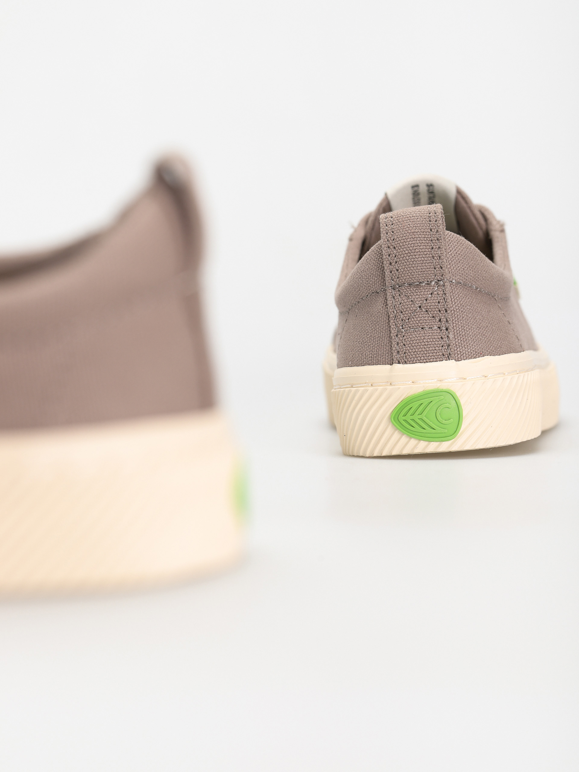 Cariuma Oca Low Cipők (mystic grey canvas)