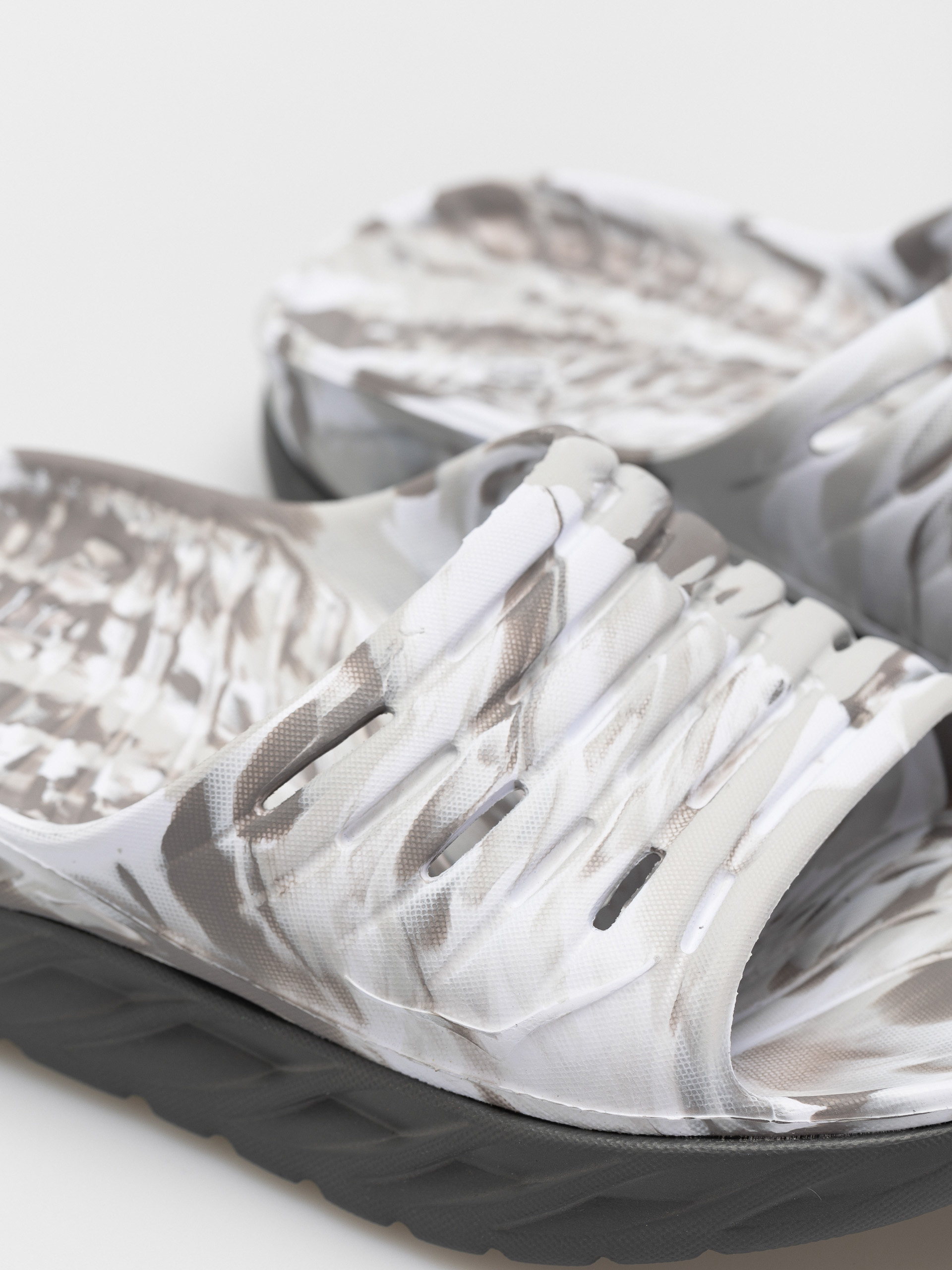 Hoka One One Ora Recovery Flip-flop papucsok (lunar rock/sharkskin)