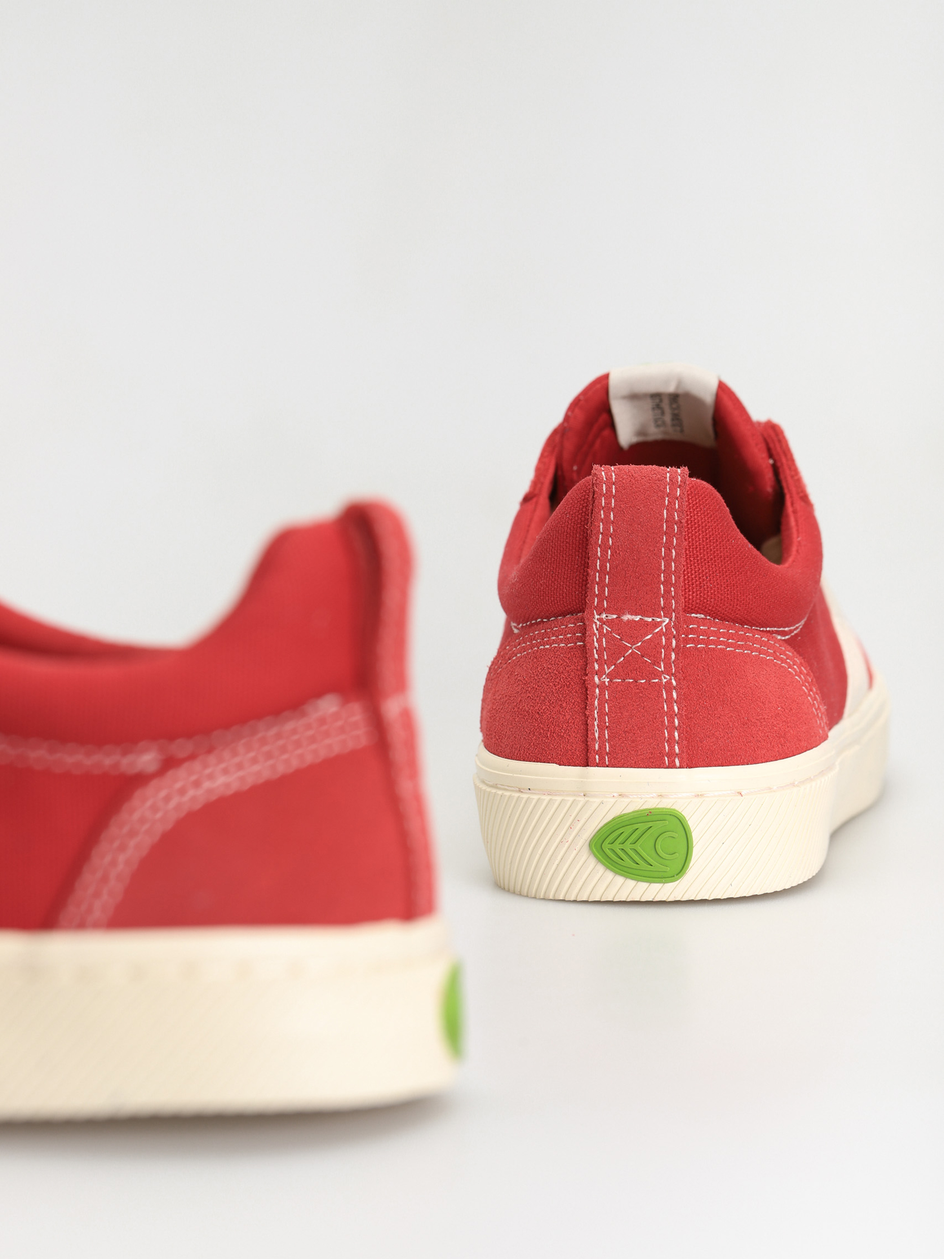 Cariuma Catiba Pro Cipők (samba red suede and canvas contrast thread ivory logo)