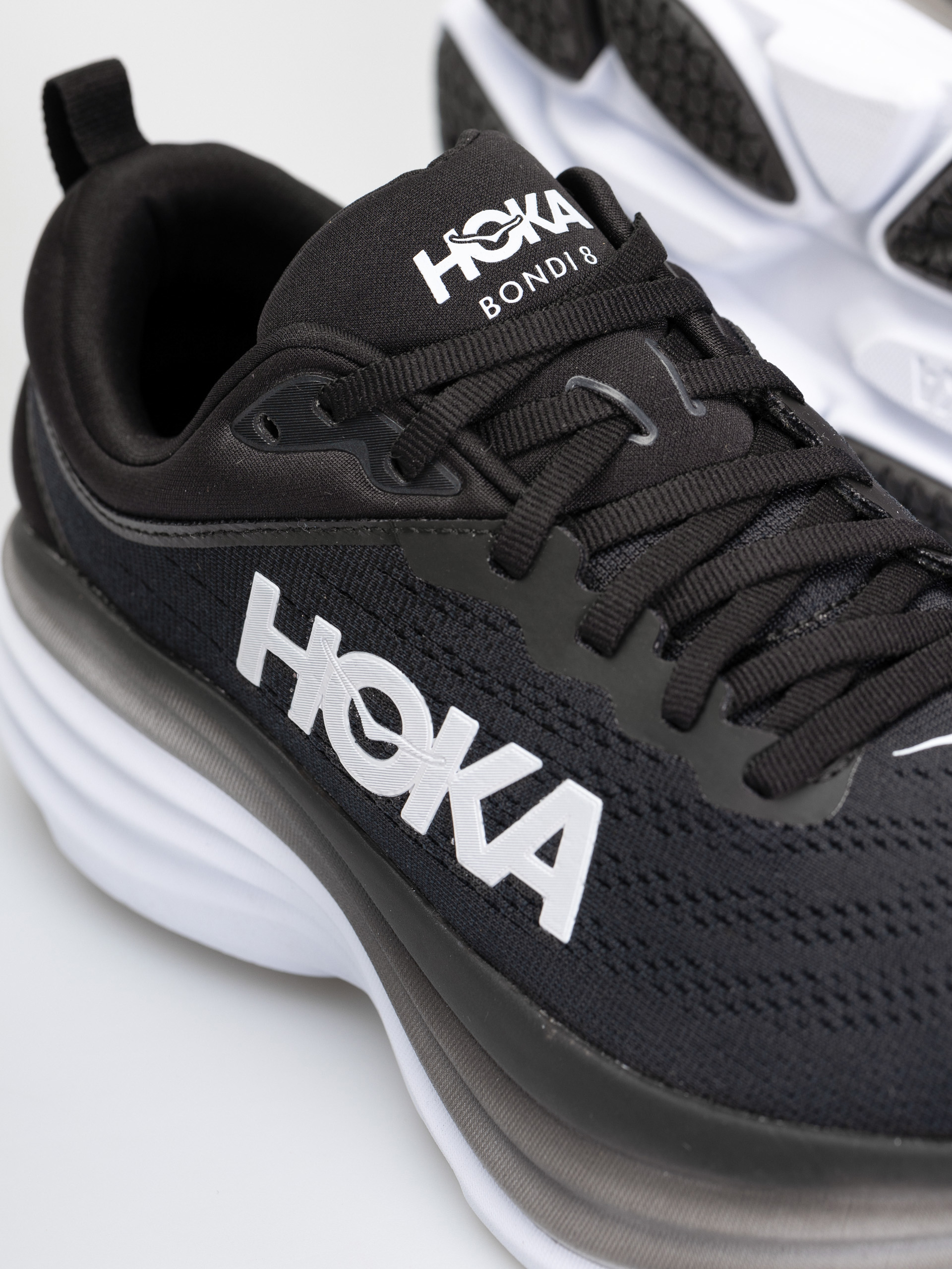 Hoka Bondi 8 Cipők (black/white)