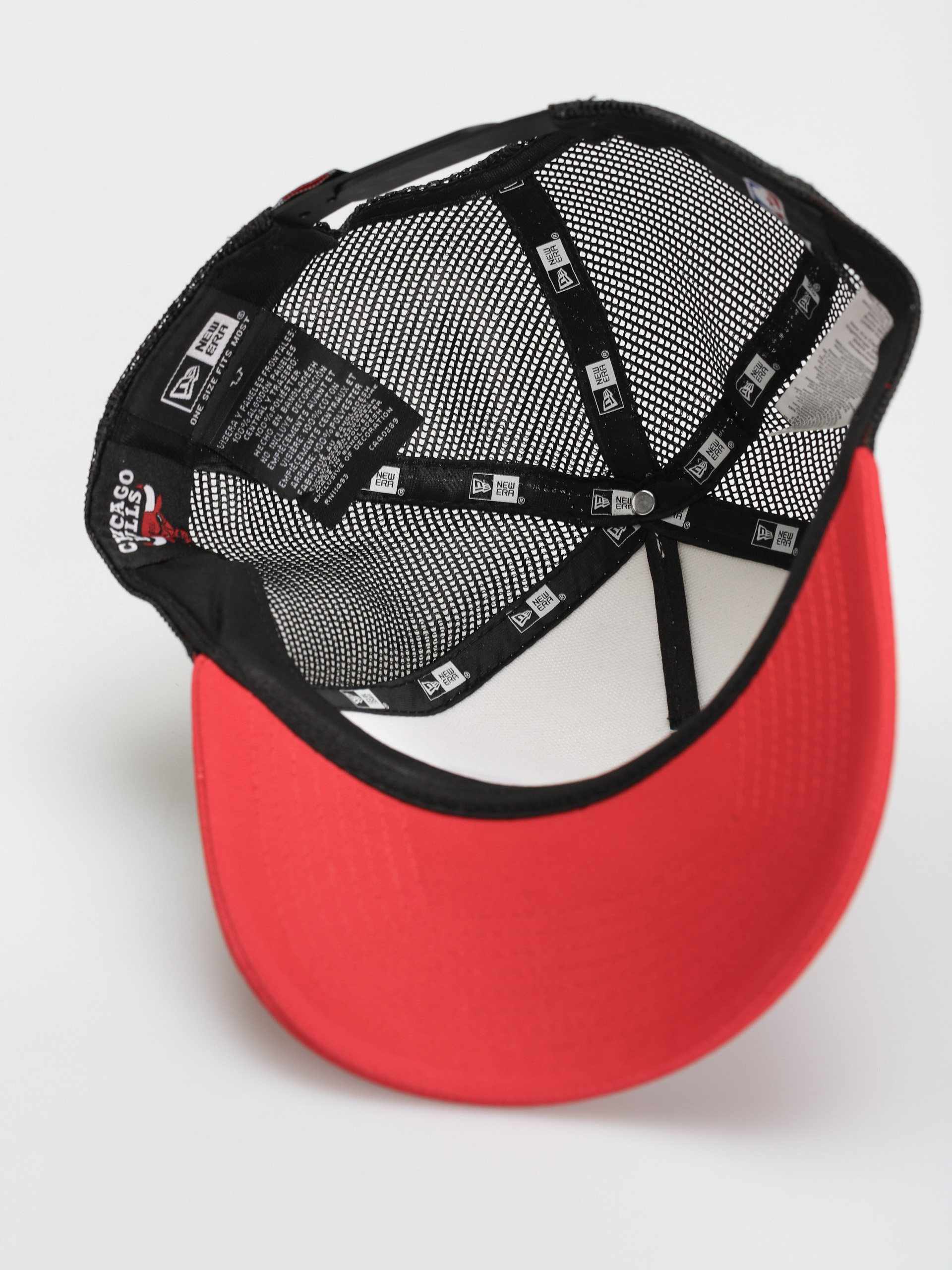 New Era Team Colour Block Trucker Chicago Bulls Baseball sapka (red/white/black)