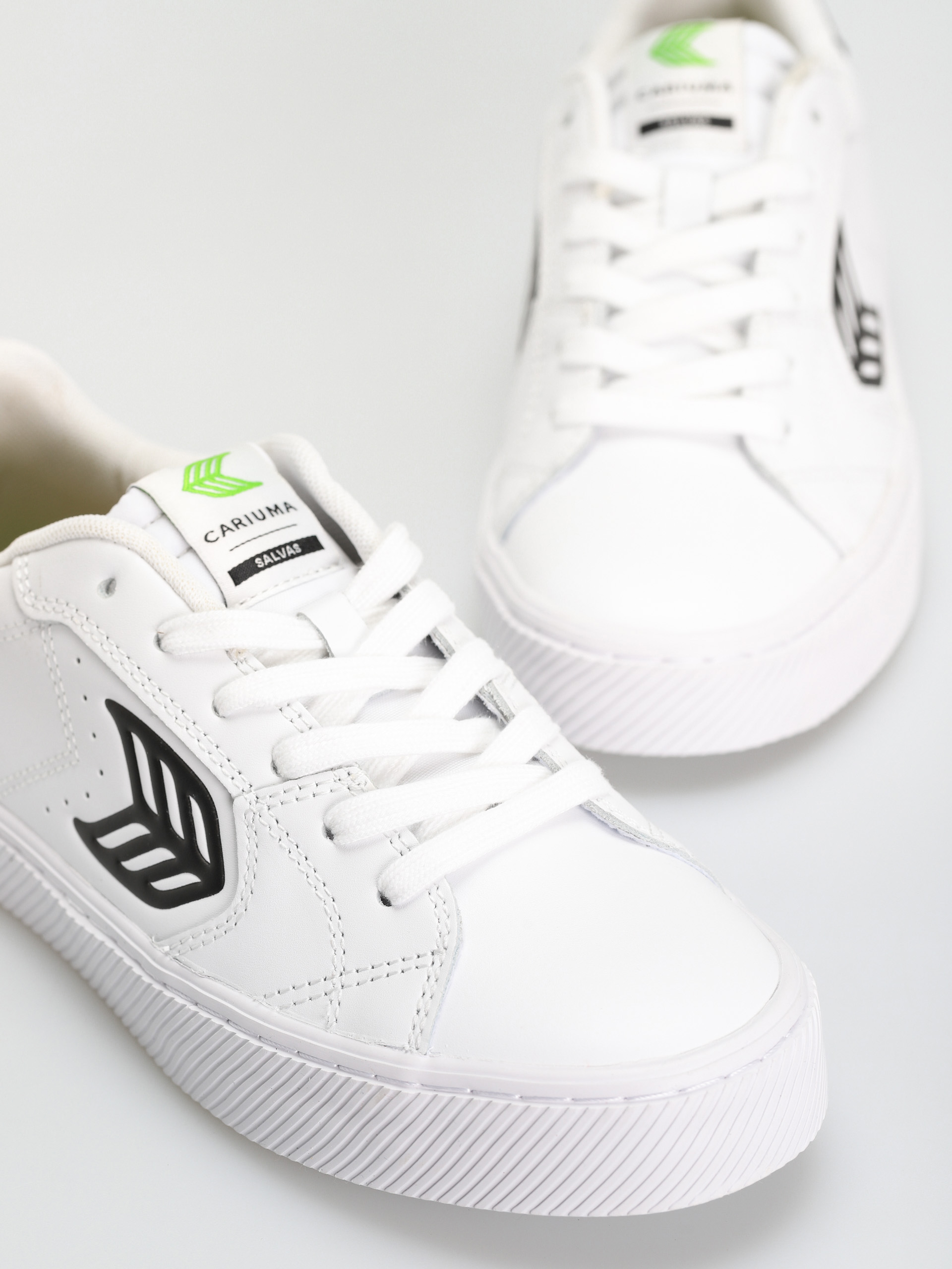 Cariuma Salvas Cipők (white/black)