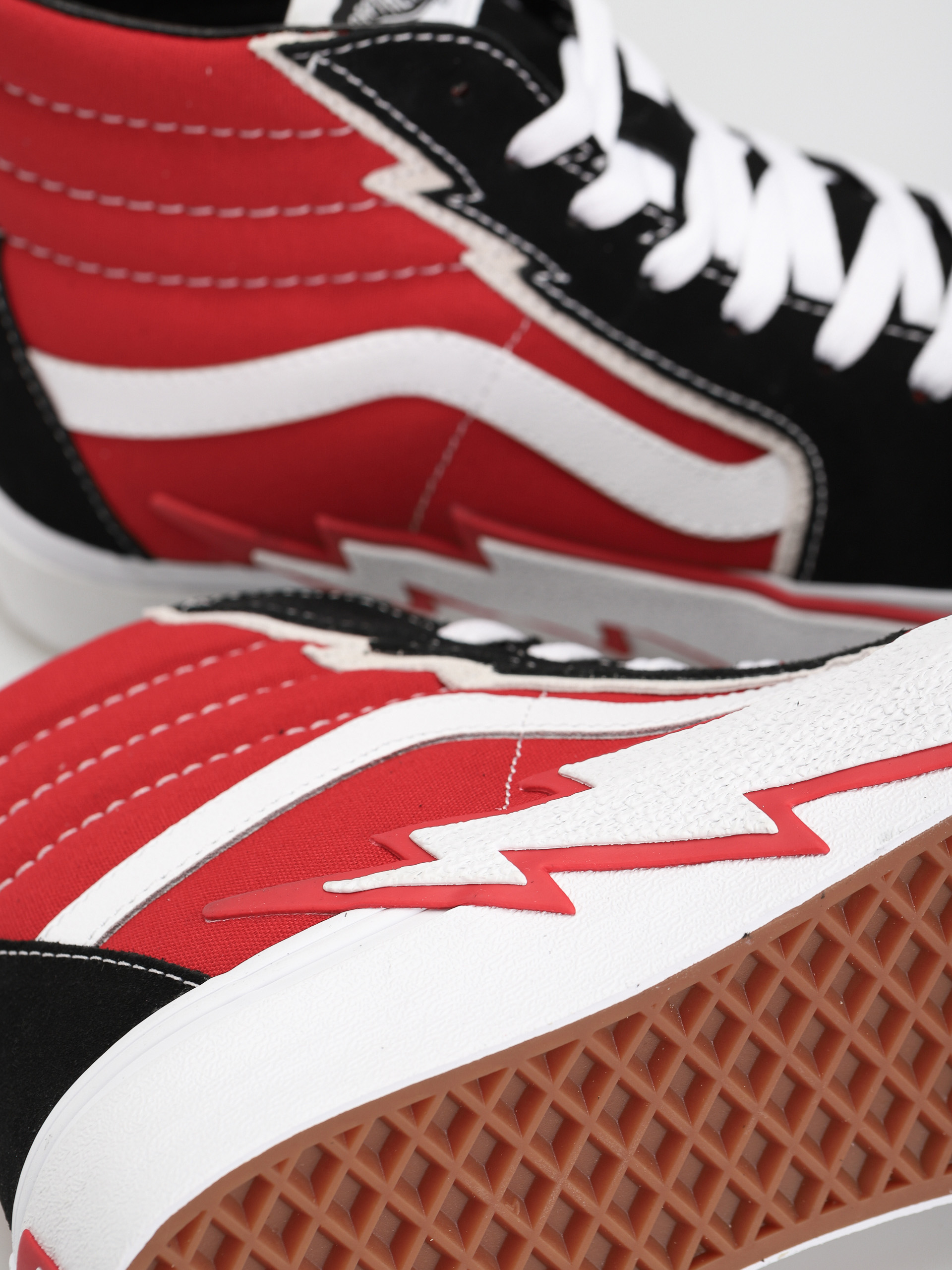 Vans Sk8 Hi Bolt Cipők (black/red)