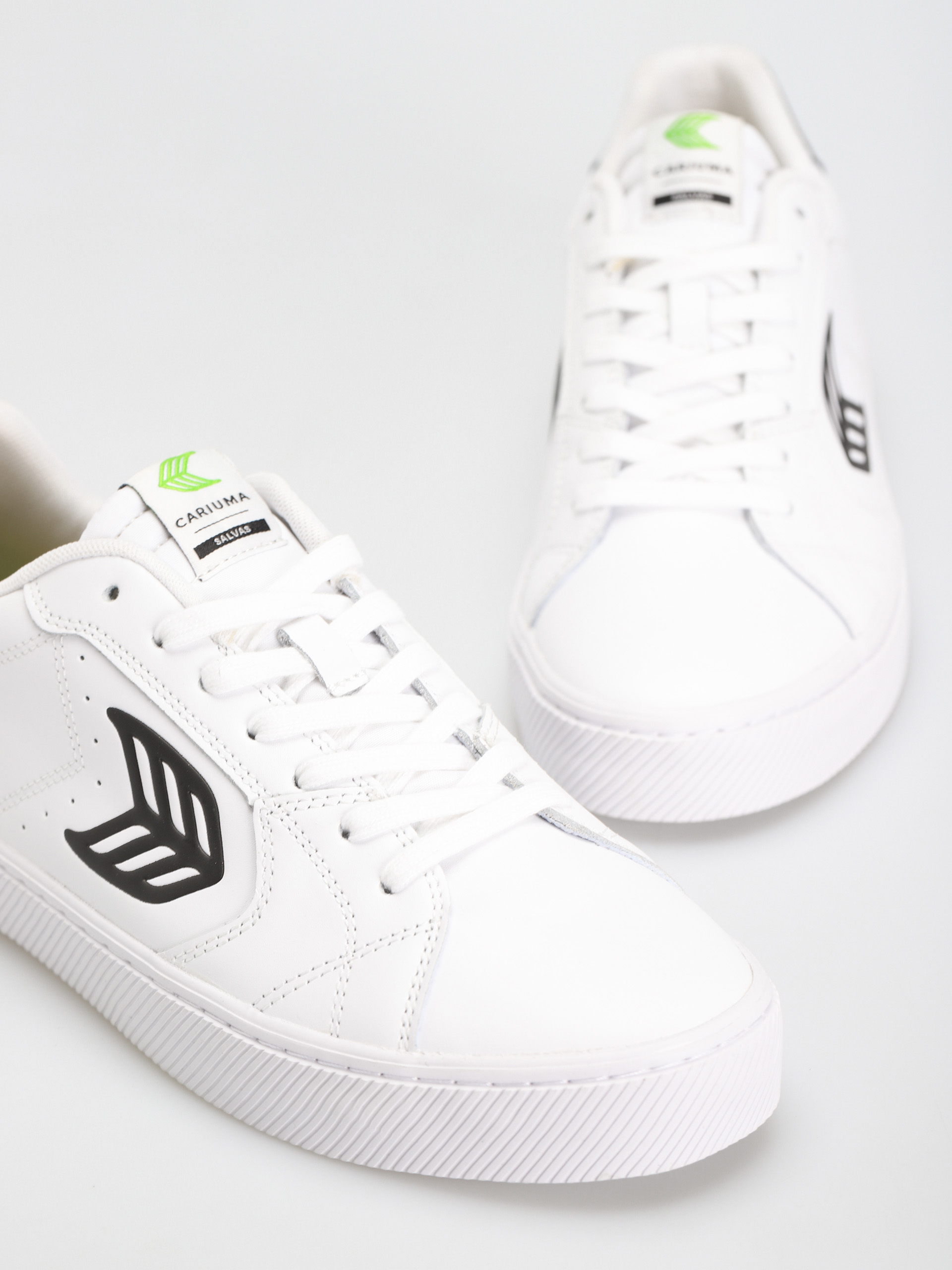 Cariuma Salvas Cipők (white/ black)