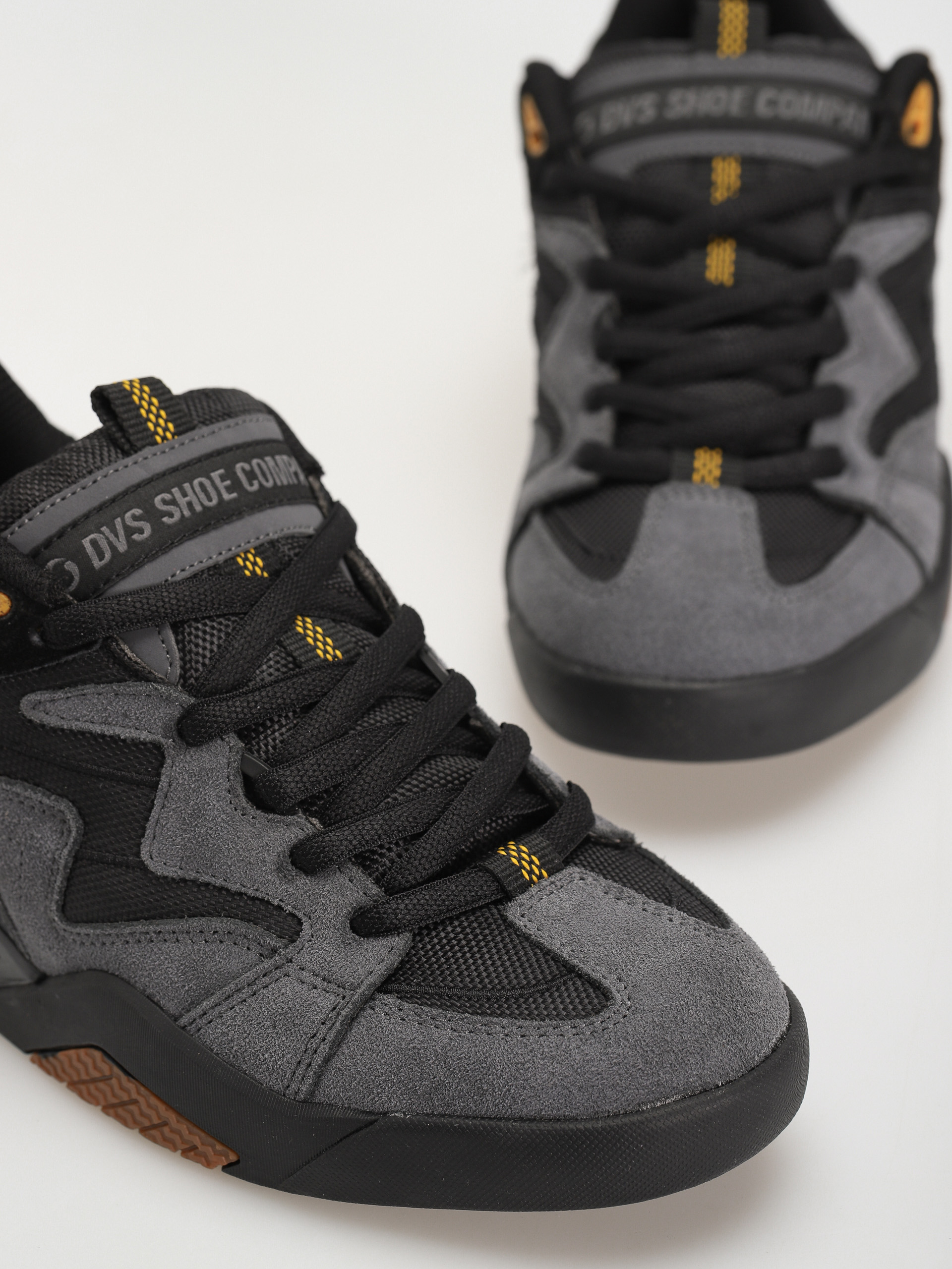 DVS Devious Cipők (charcoal black goldenrod suede)