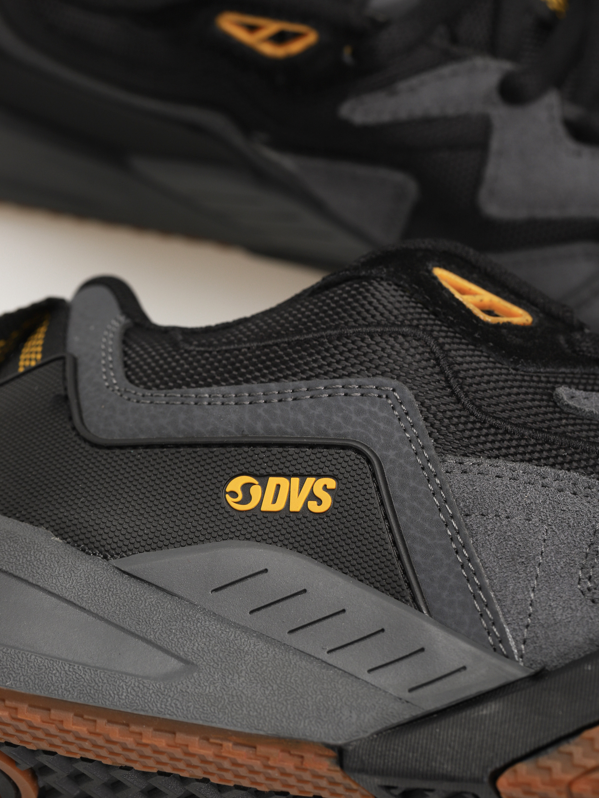 DVS Devious Cipők (charcoal black goldenrod suede)