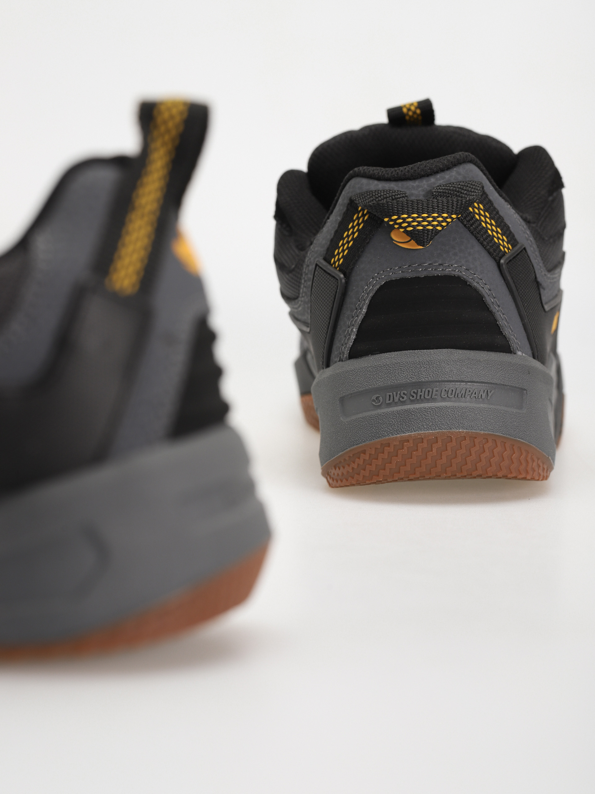 DVS Devious Cipők (charcoal black goldenrod suede)