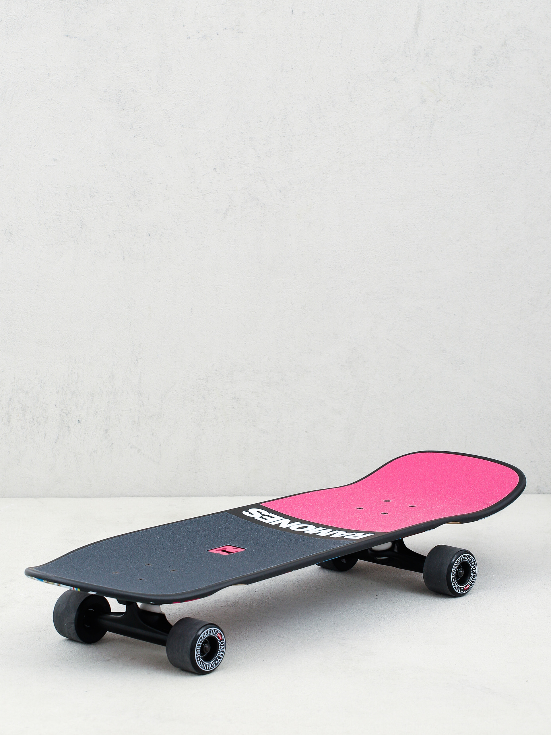 Globe Aperture Cruiser (ramones/hey ho)