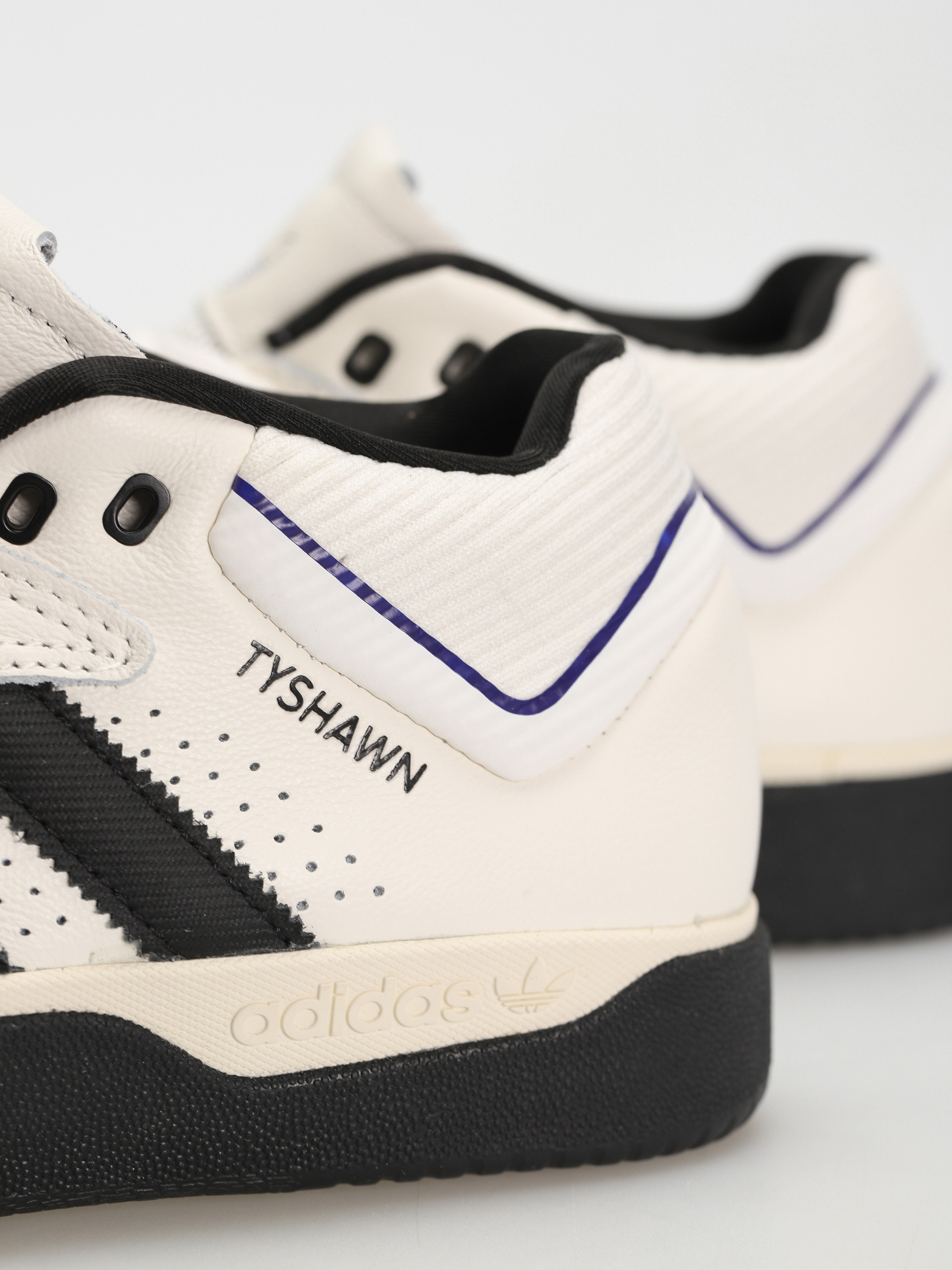 adidas Tyshawn Cipők (clowhi/cblack/cpurpl)