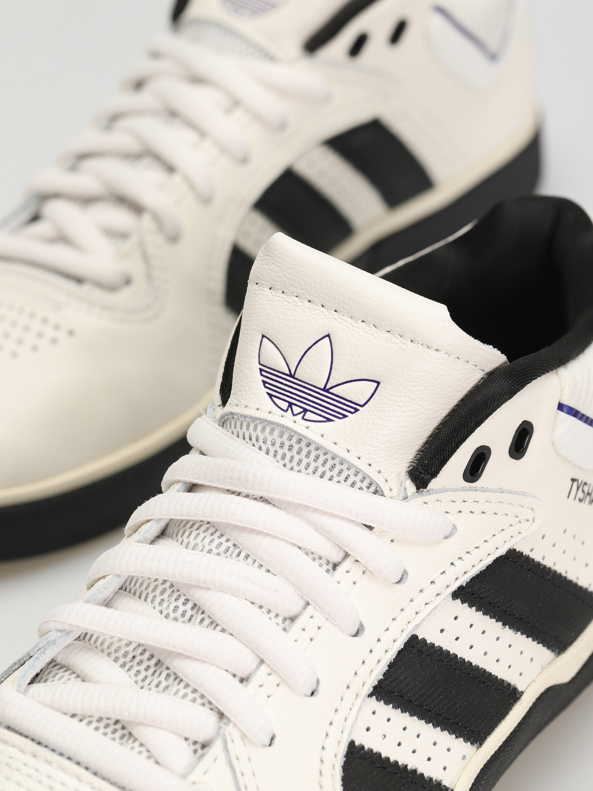 adidas Tyshawn Cipők (clowhi/cblack/cpurpl)