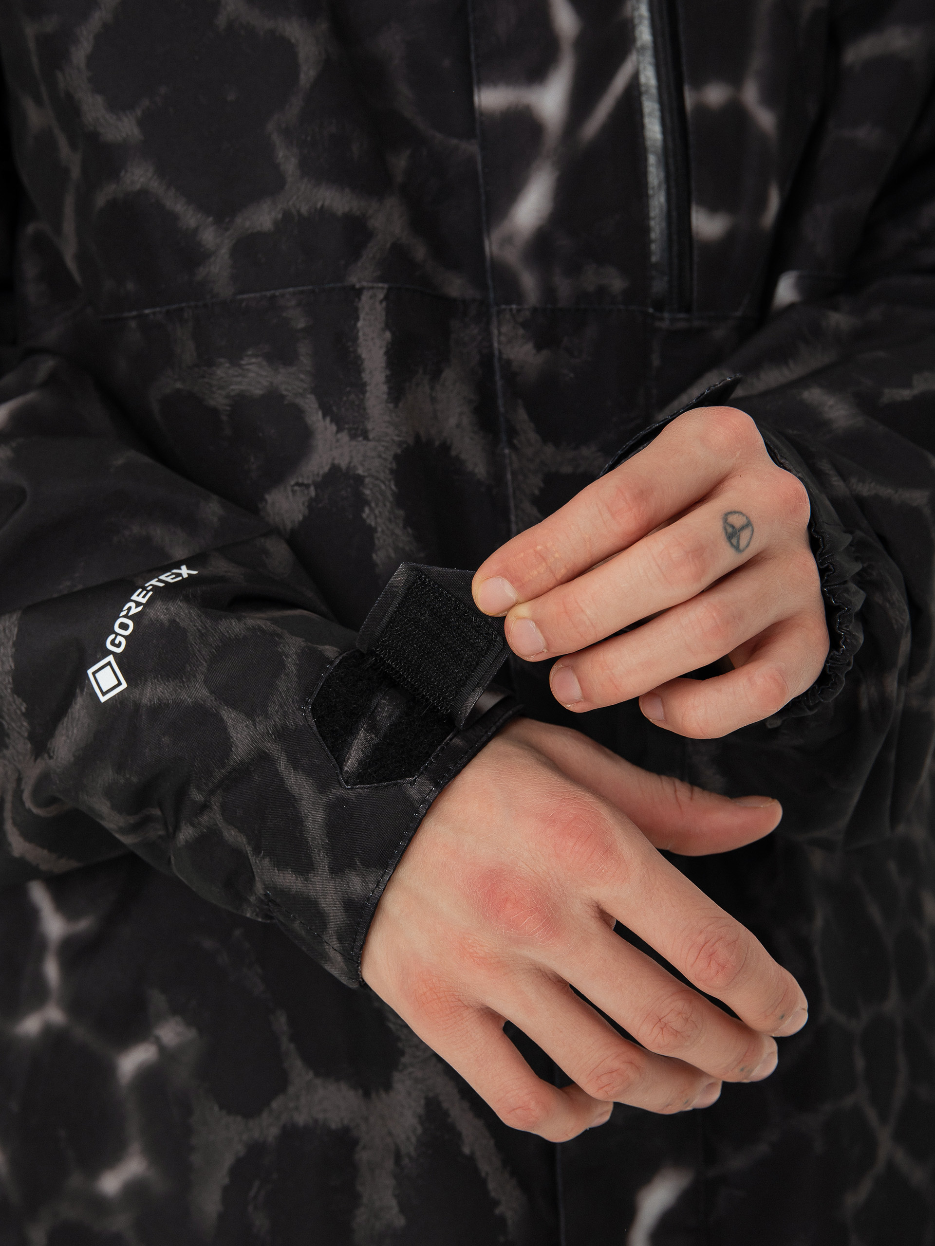 Férfi Volcom L Gore Tex Snowboard dzseki (black giraffe)