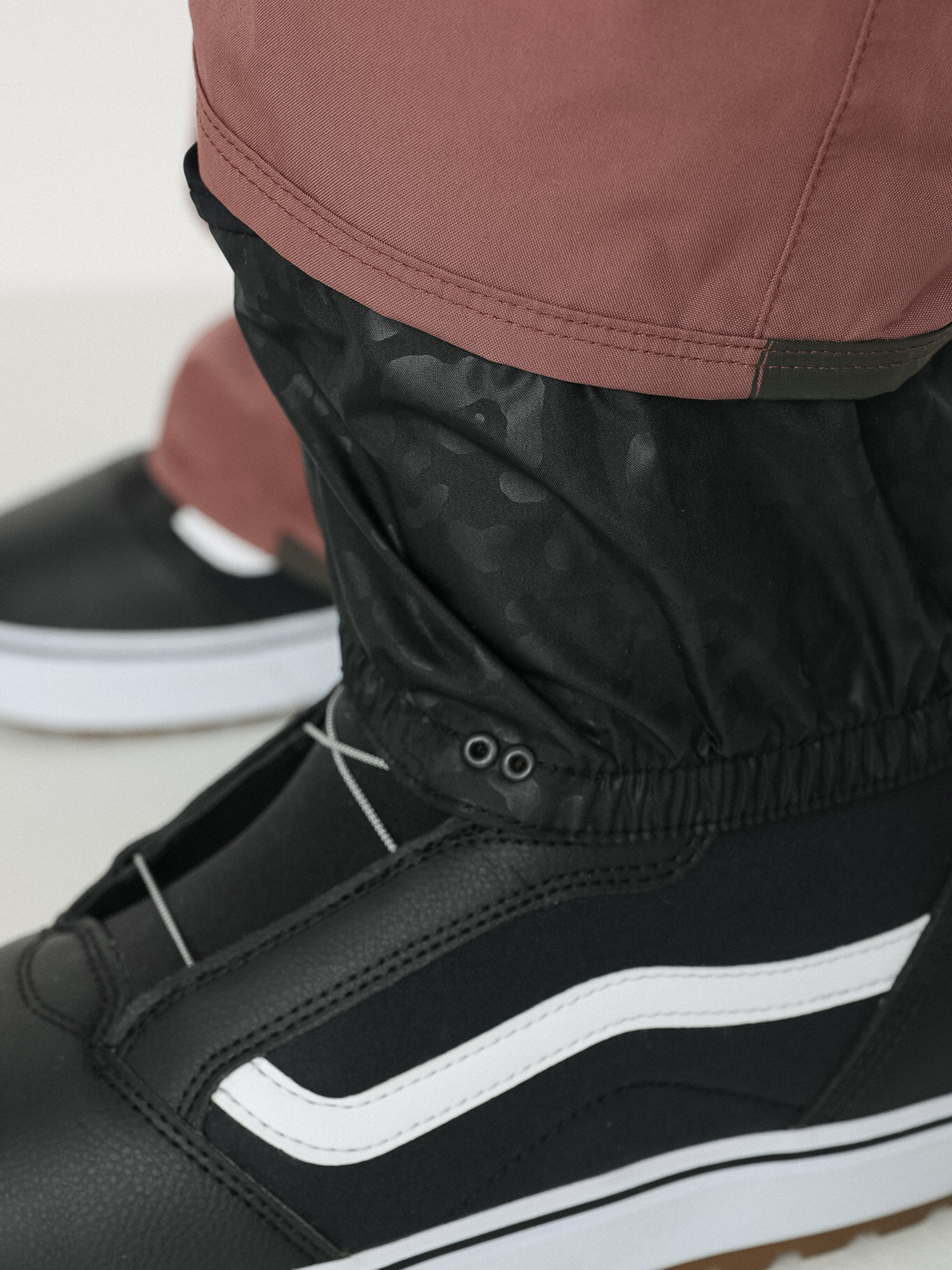 Női Volcom Aston Gore Tex Snowboard nadrág (rosewood)