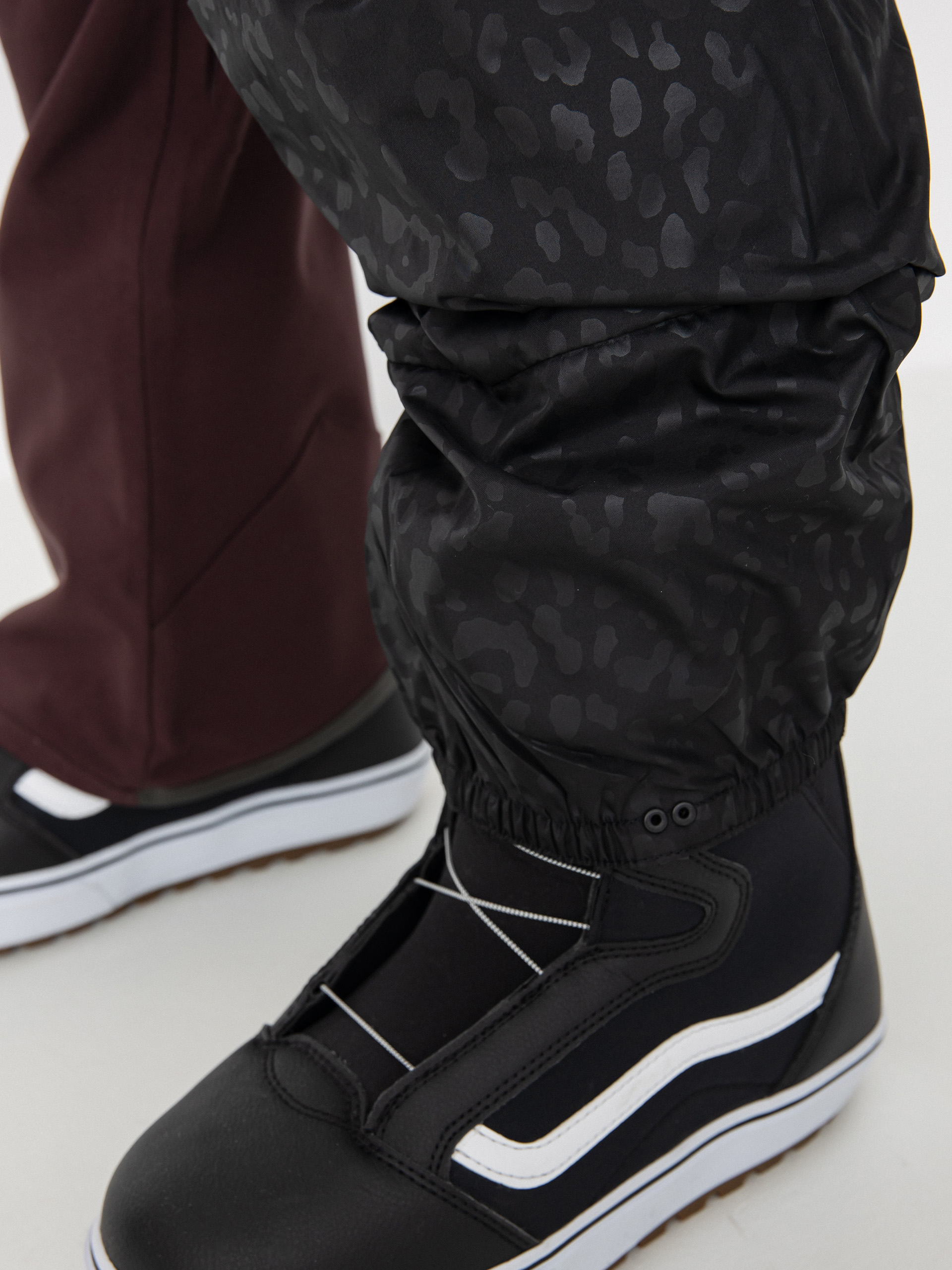 Női Volcom Swift Bib Overall Snowboard nadrág (black plum)