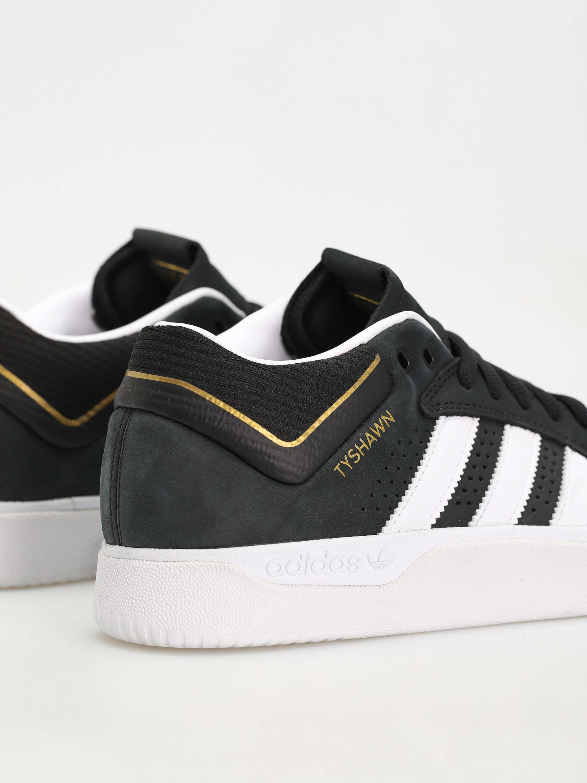 adidas Tyshawn Cipők (cblack/ftwwht/goldmt)