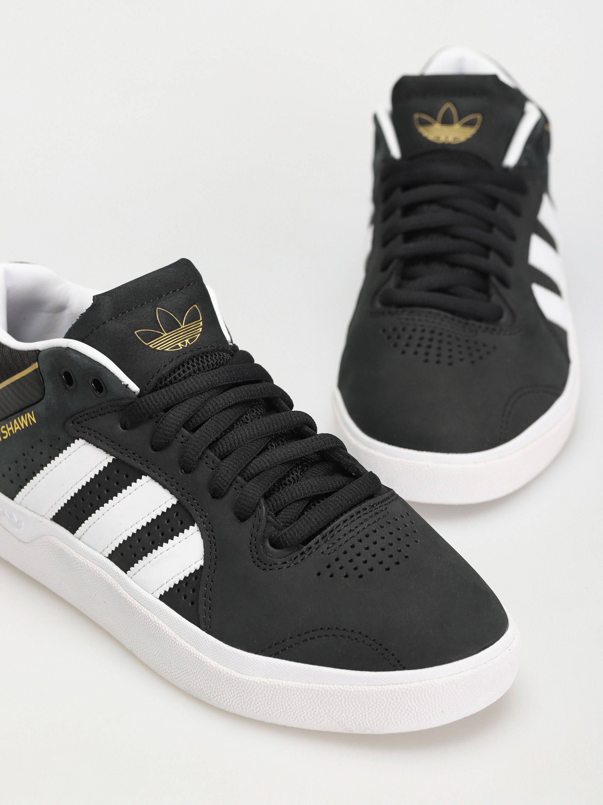 adidas Tyshawn Cipők (cblack/ftwwht/goldmt)