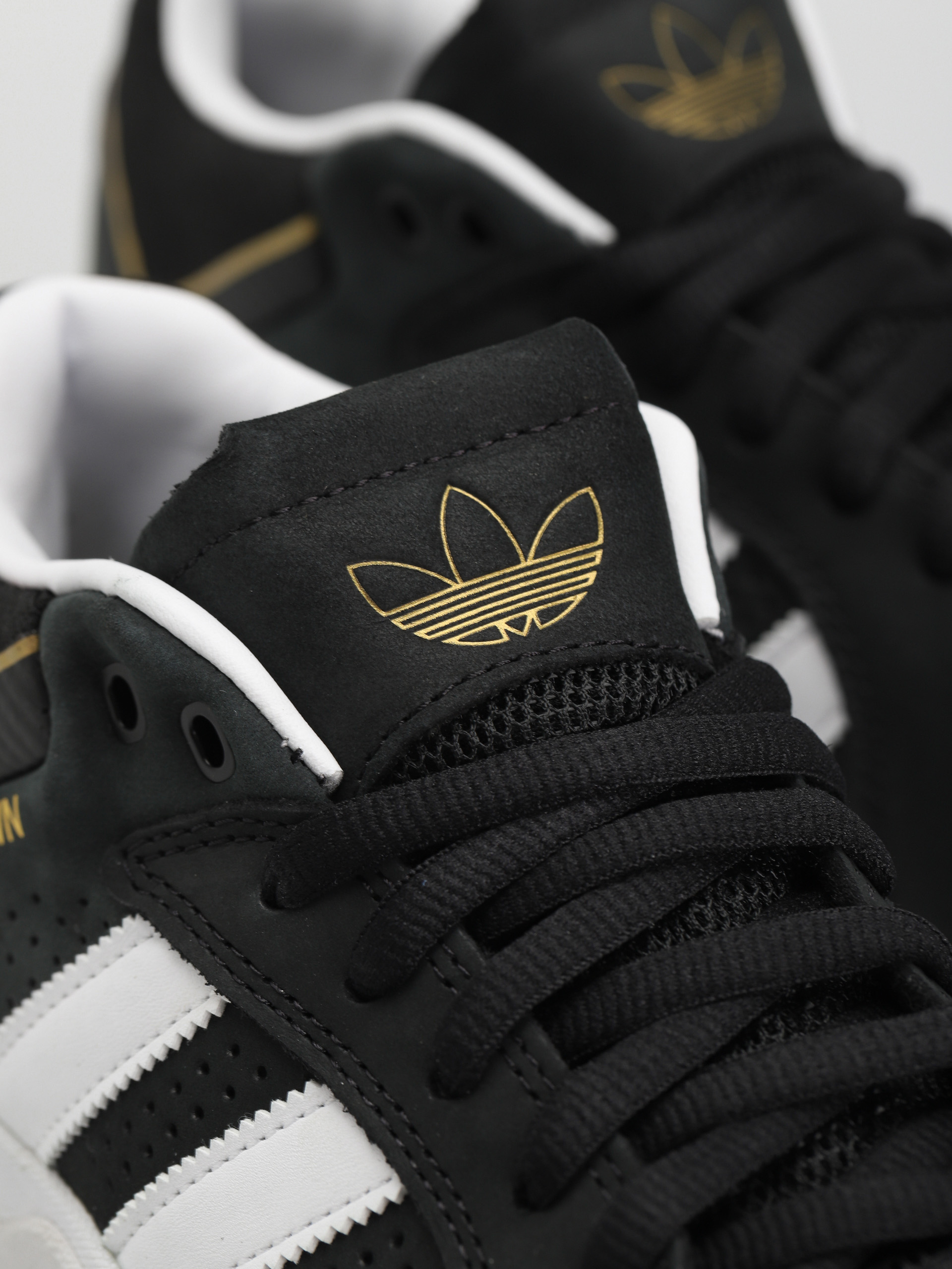 adidas Tyshawn Cipők (cblack/ftwwht/goldmt)