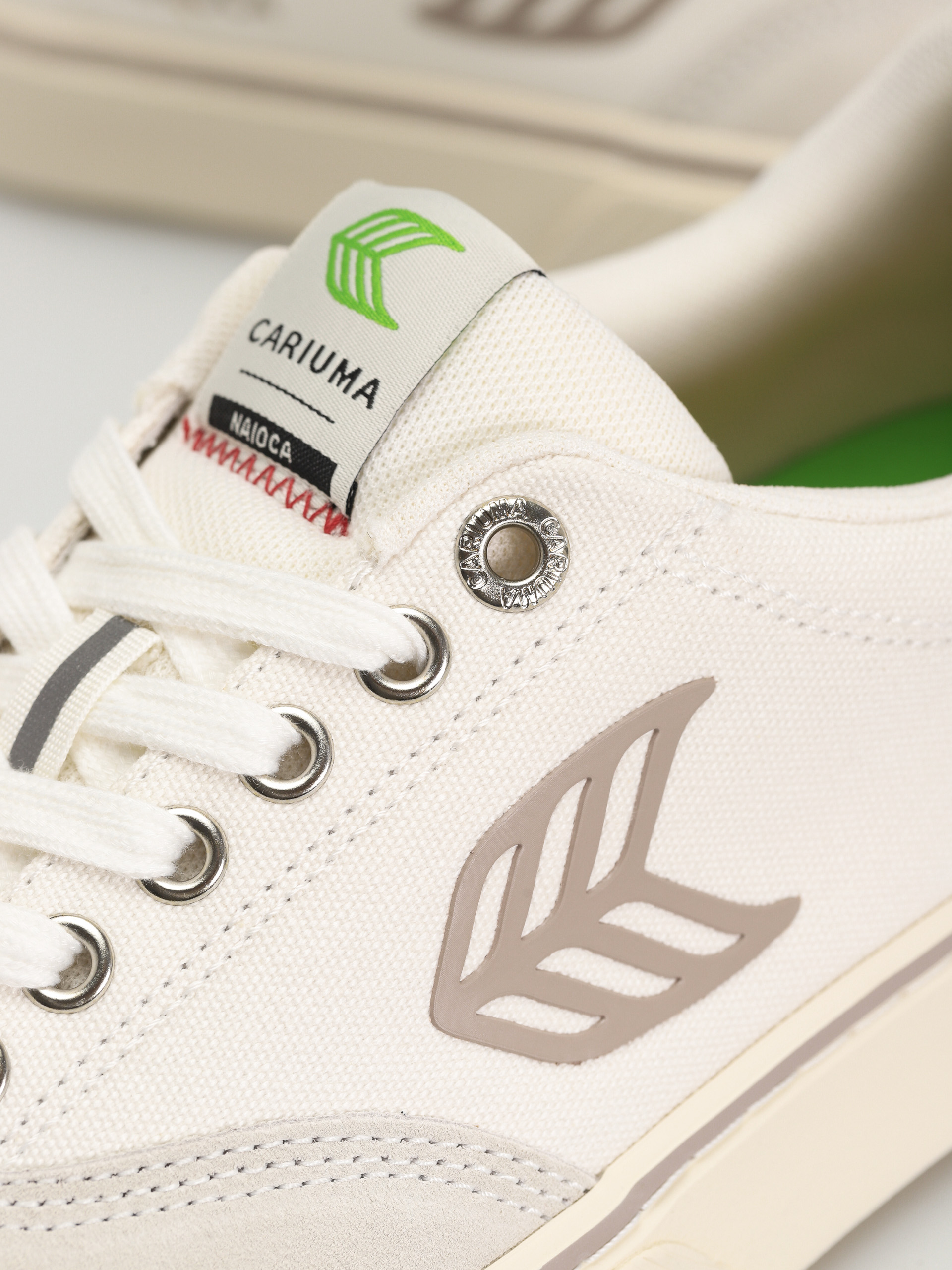 Cariuma Naioca Cipők (off white/grey)