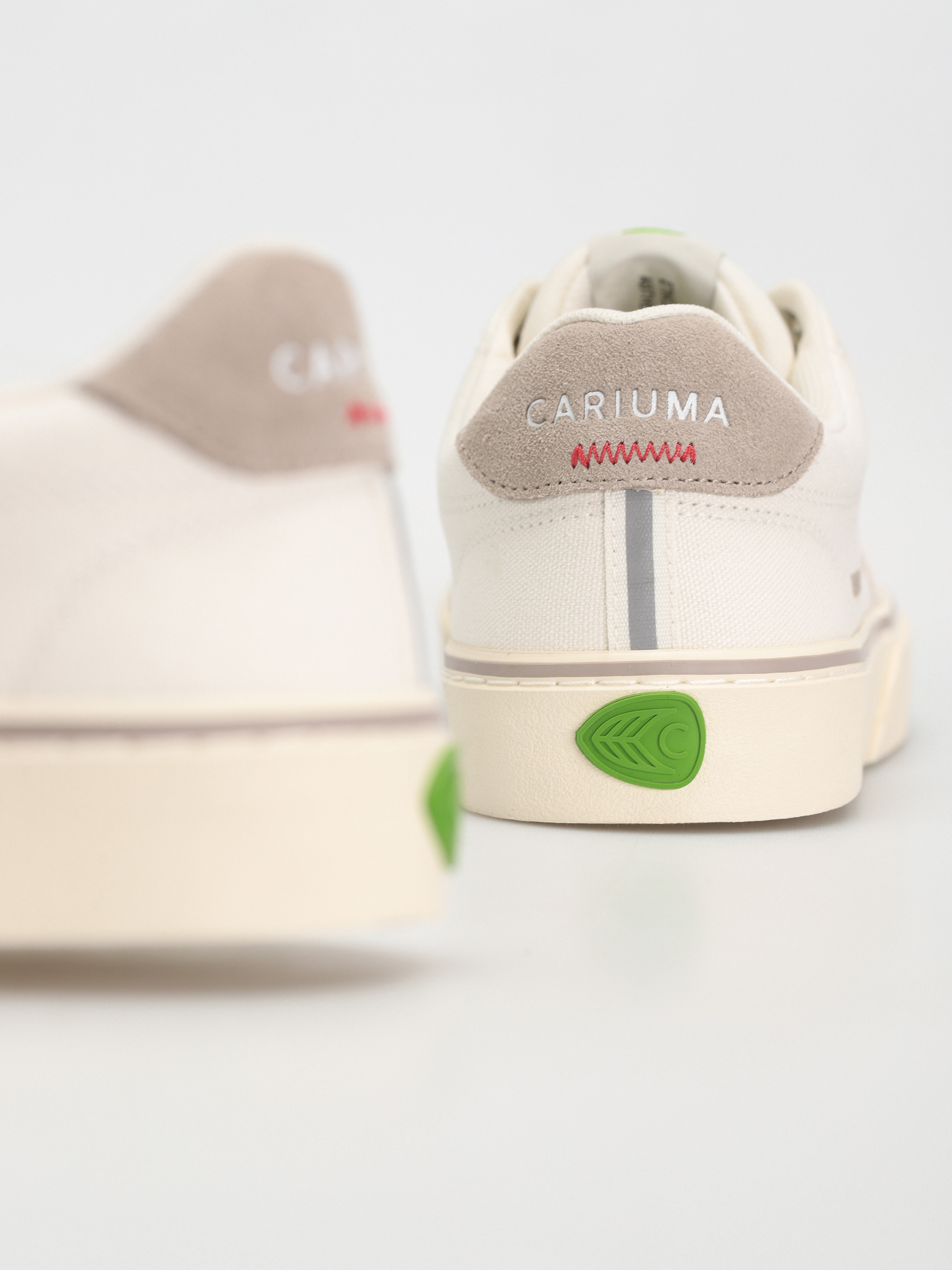 Cariuma Naioca Cipők (off white/grey)