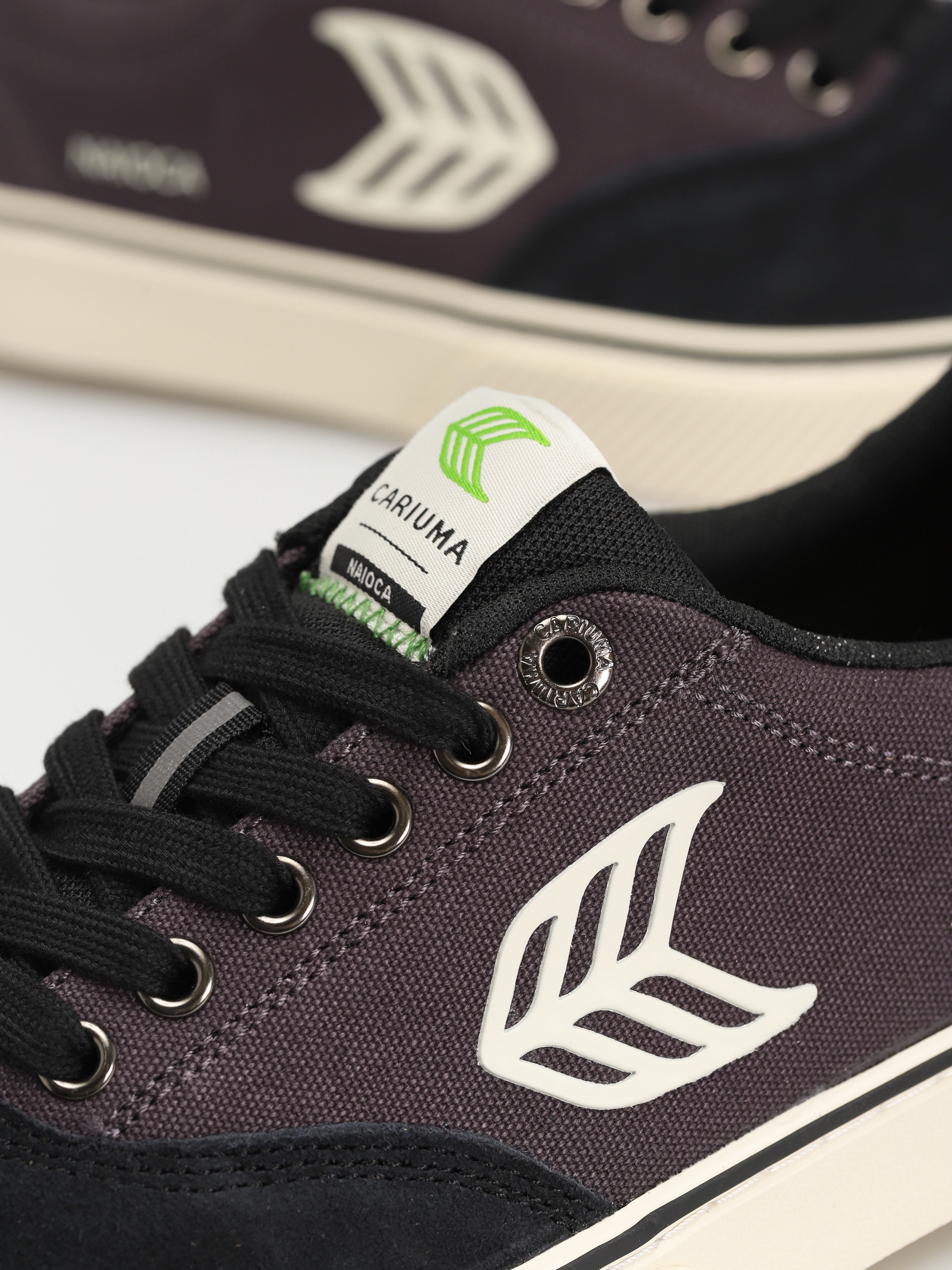 Cariuma Naioca Cipők (off black/ivory)