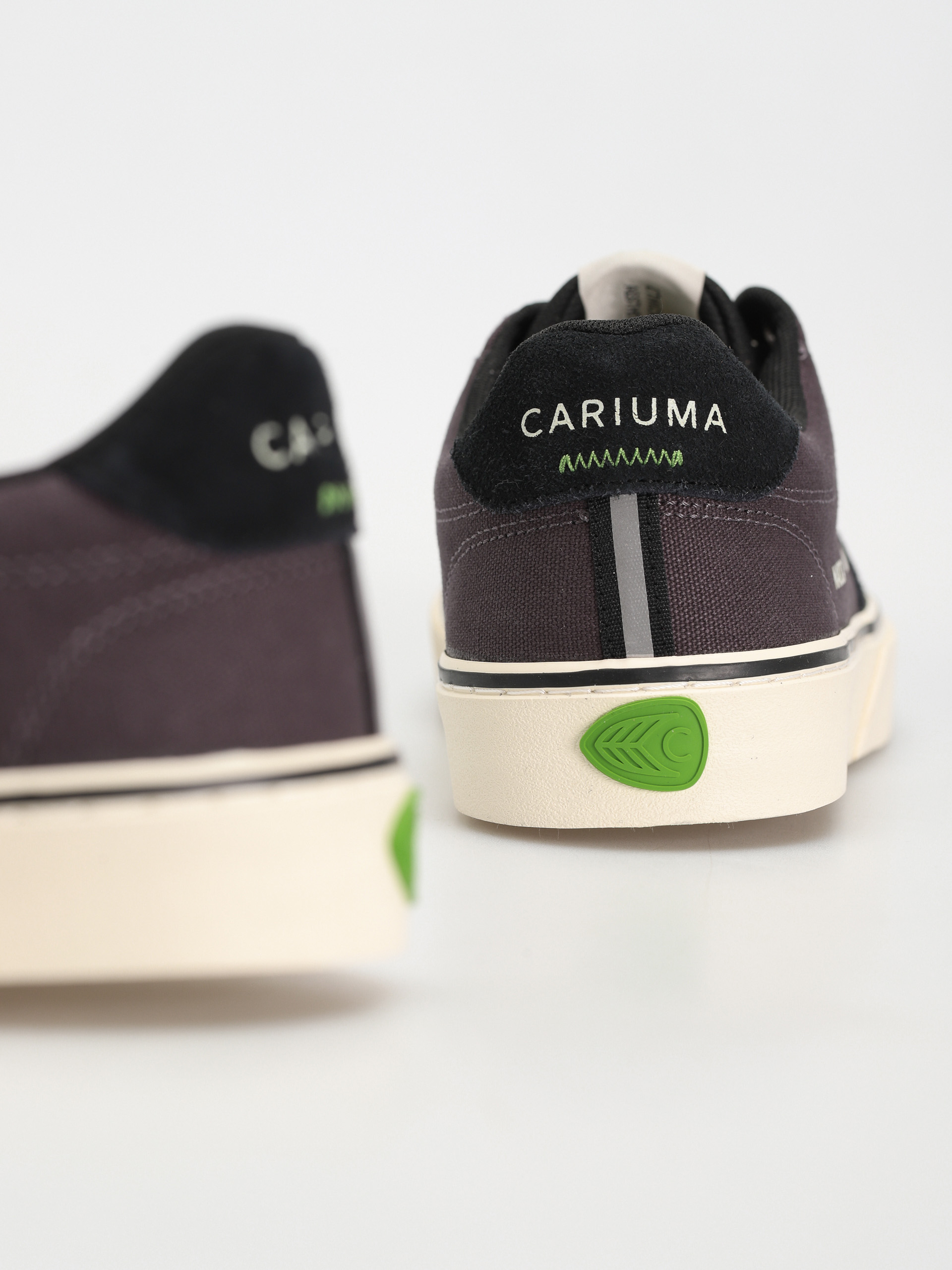 Cariuma Naioca Cipők (off black/ivory)