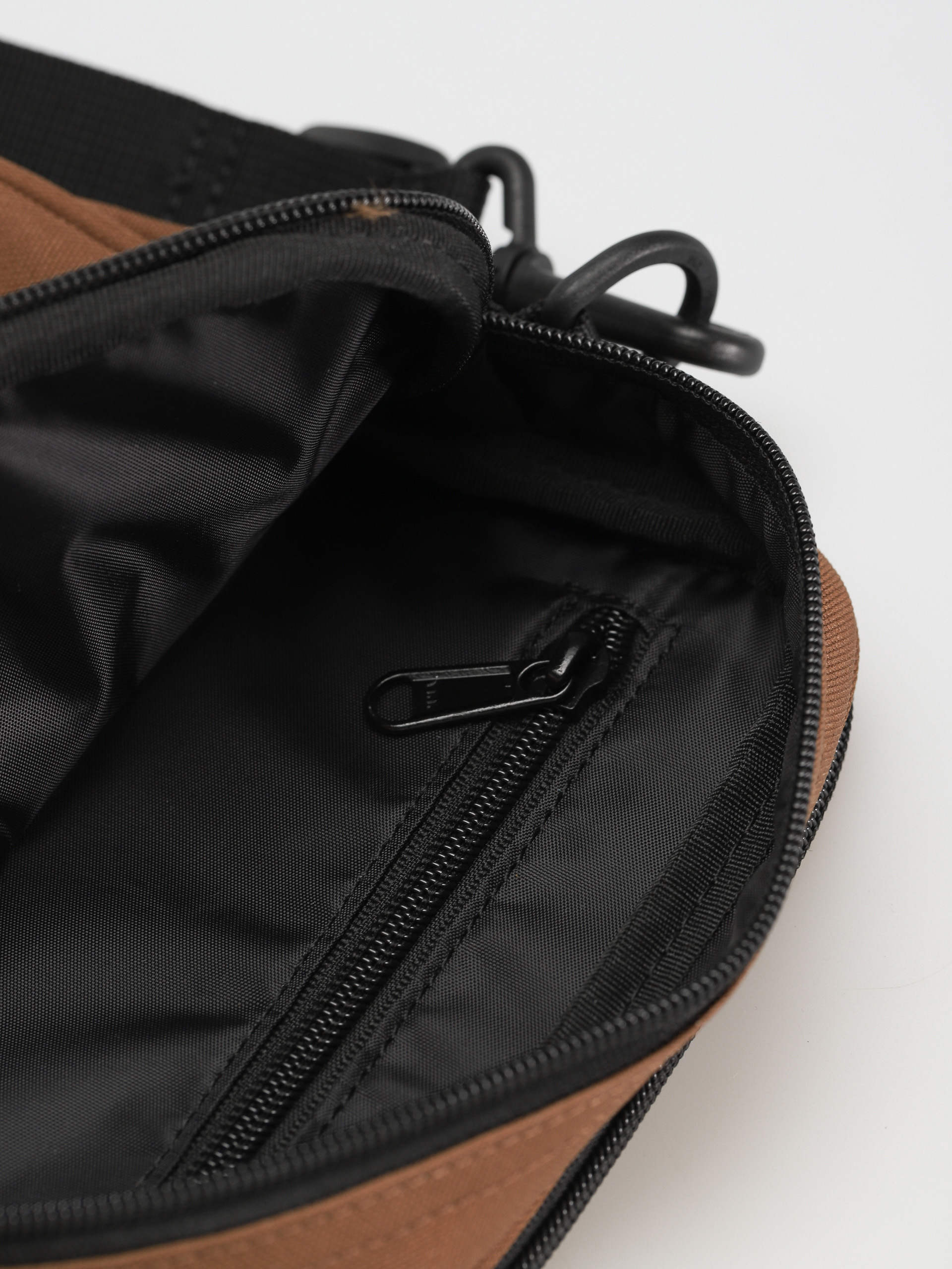 Carhartt WIP Essentials Táska (tamarind)