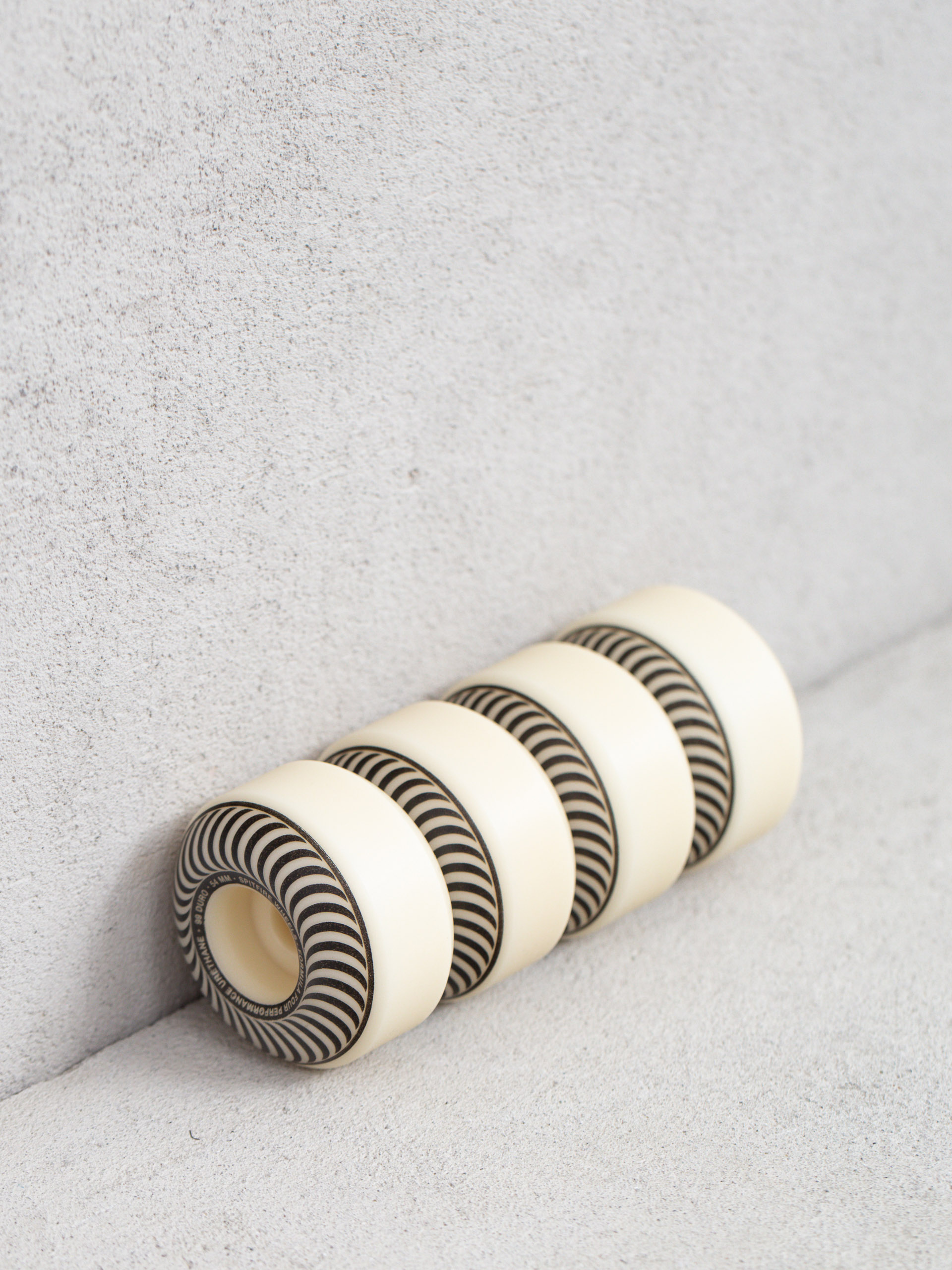 Spitfire F4 99D Glow Classic Gördeszka kerék (white/silver)