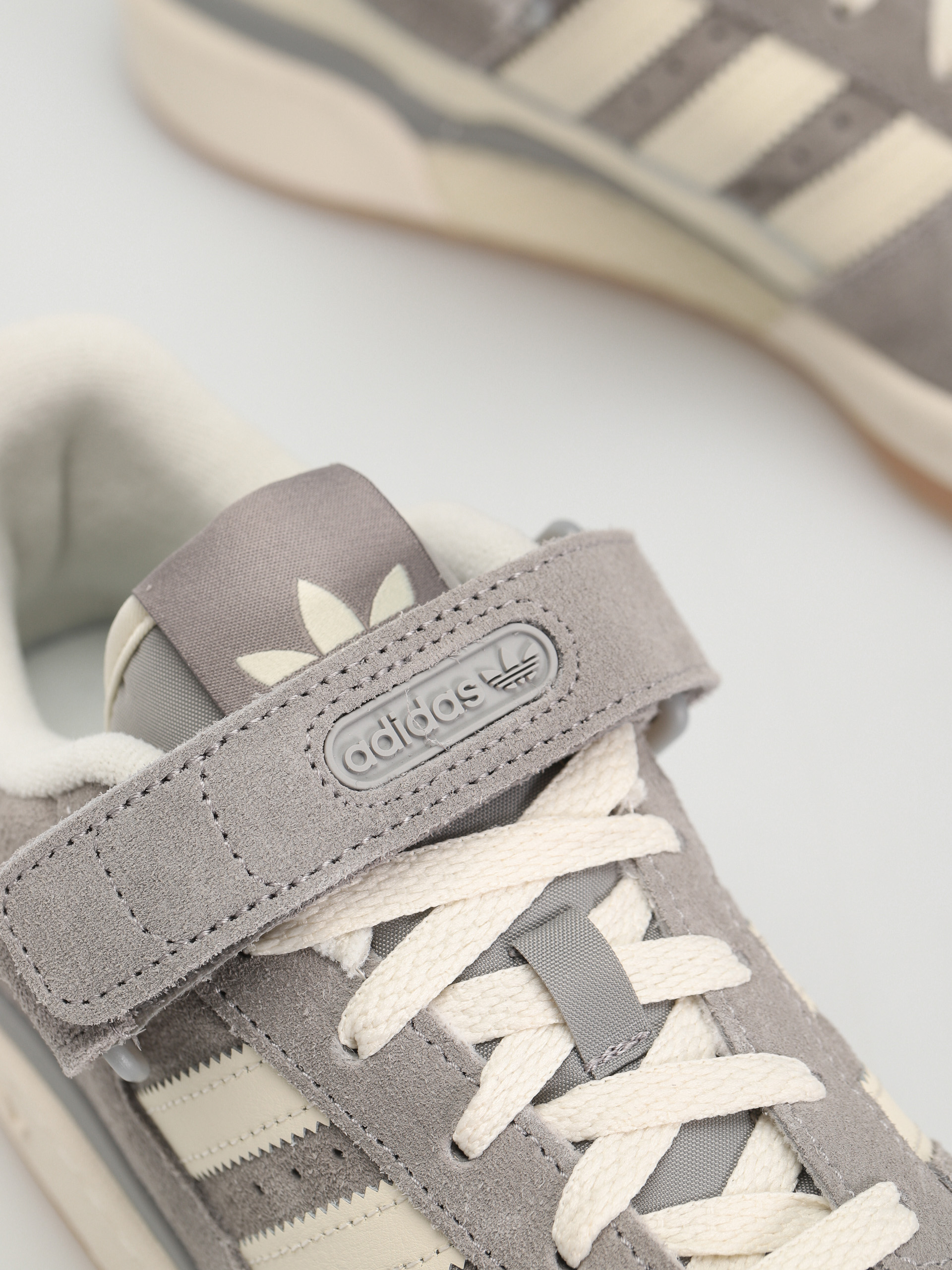 adidas Originals Forum Low Cipők (chsogr/cwhite/gum3)