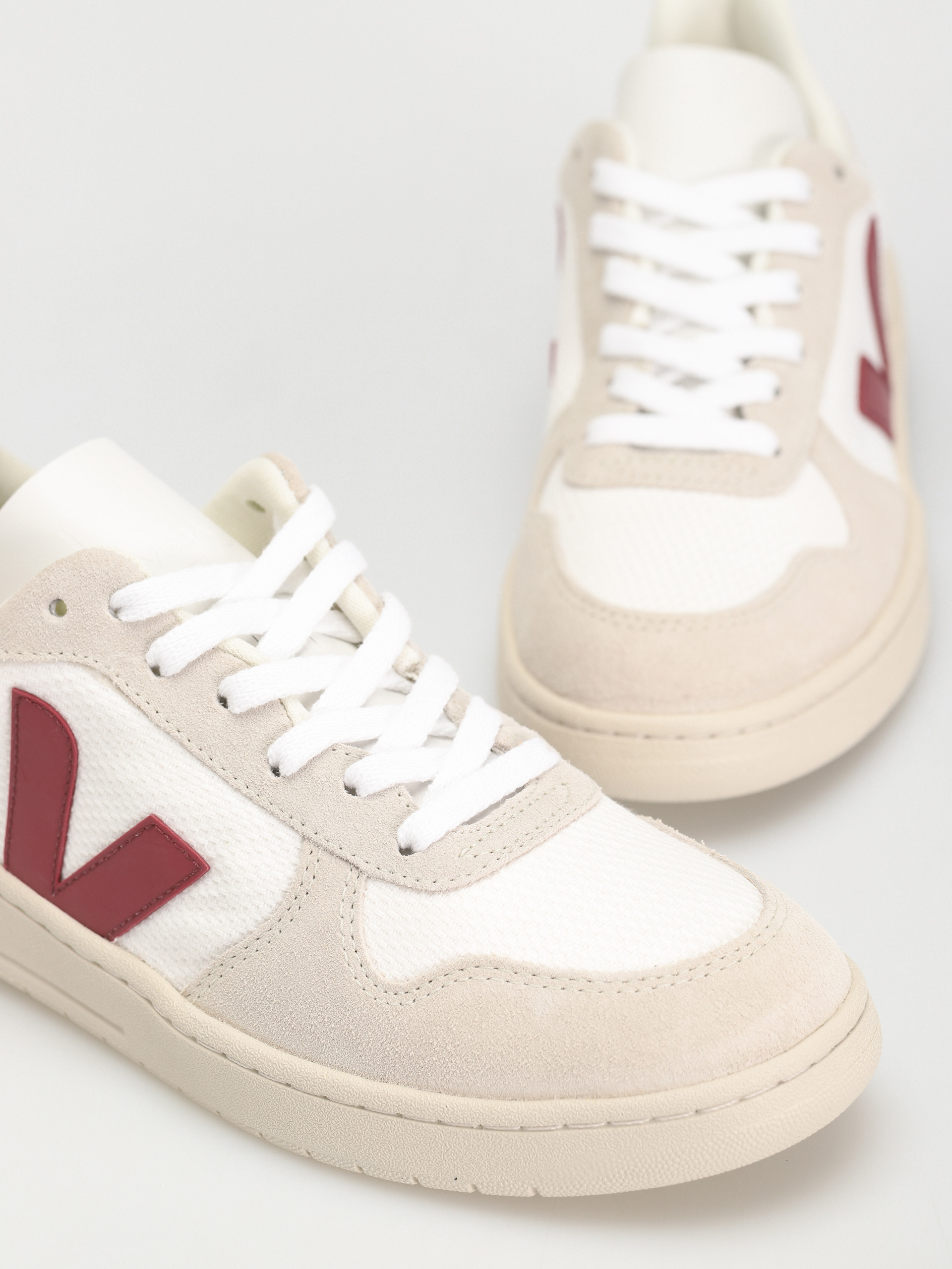 Veja V-10 Cipők (white marsala brittany)