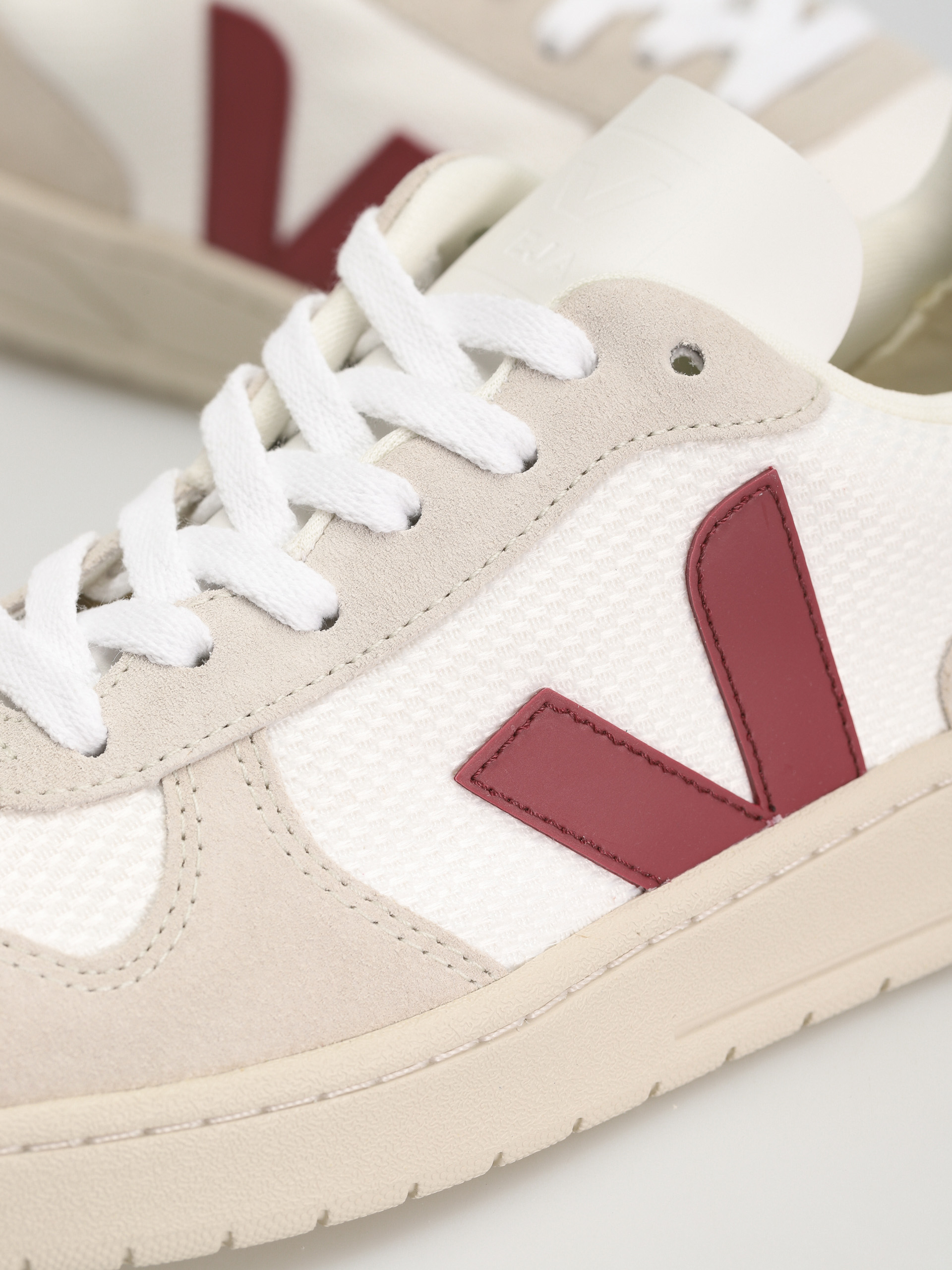 Veja V-10 Cipők (white marsala brittany)