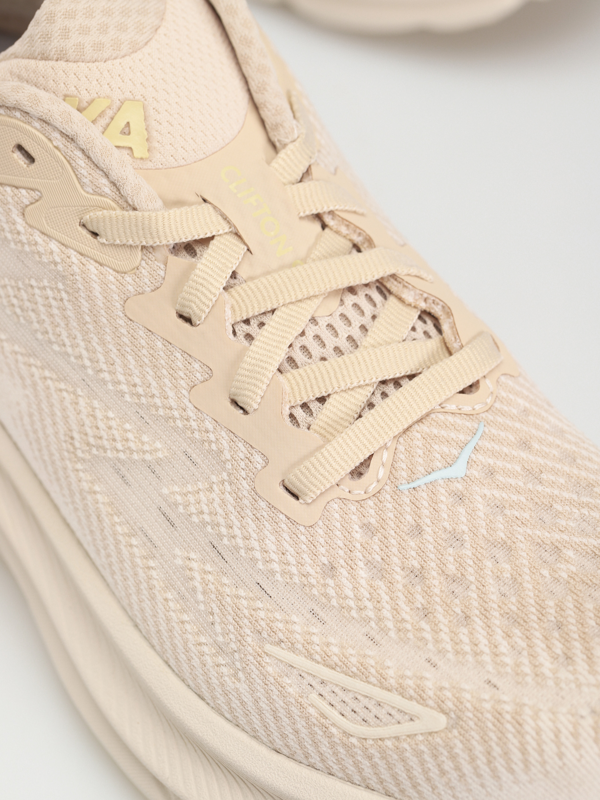 Hoka Clifton 9 Cipők Wmn (shifting sand/eggnog)