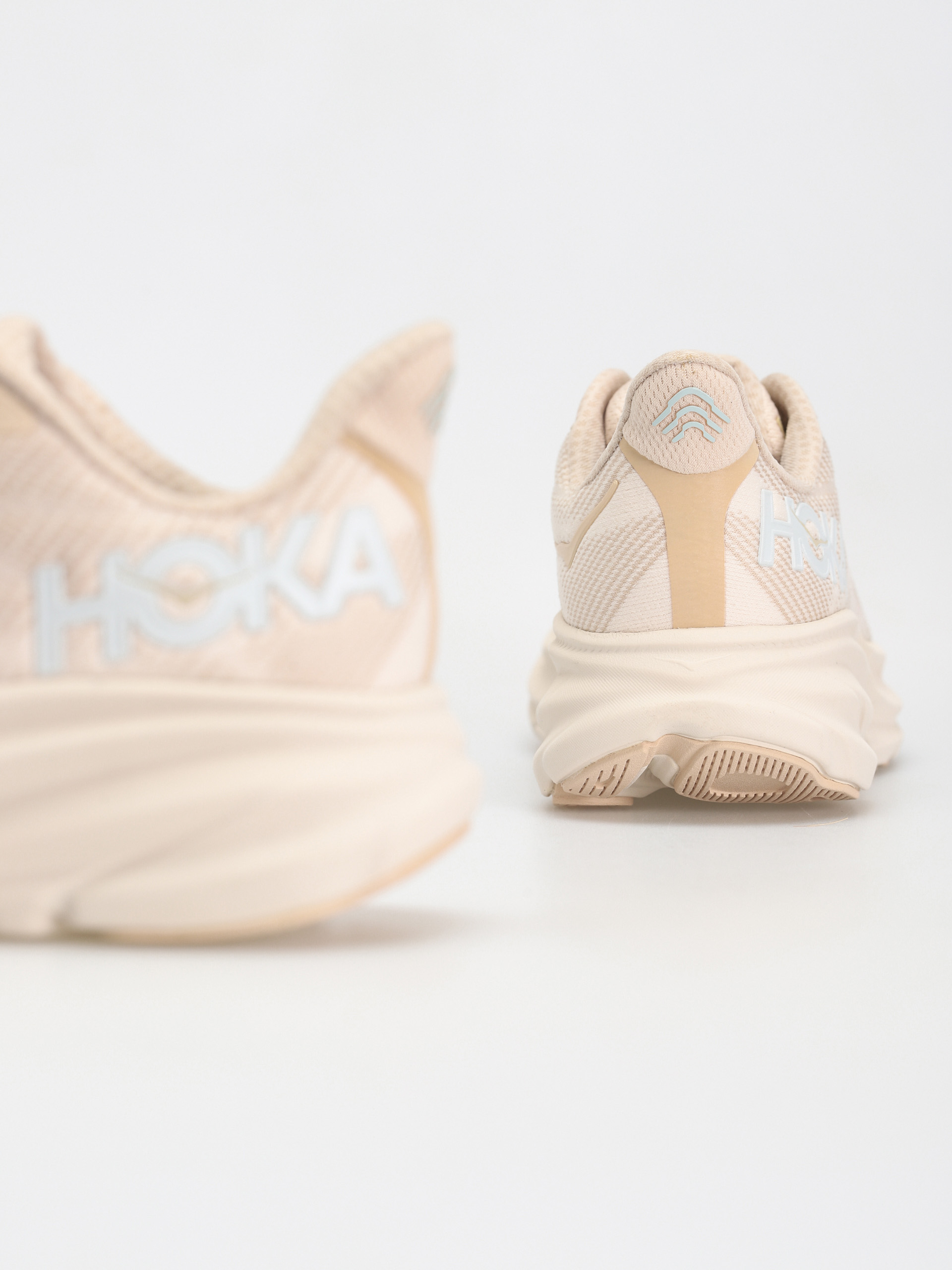 Hoka Clifton 9 Cipők Wmn (shifting sand/eggnog)