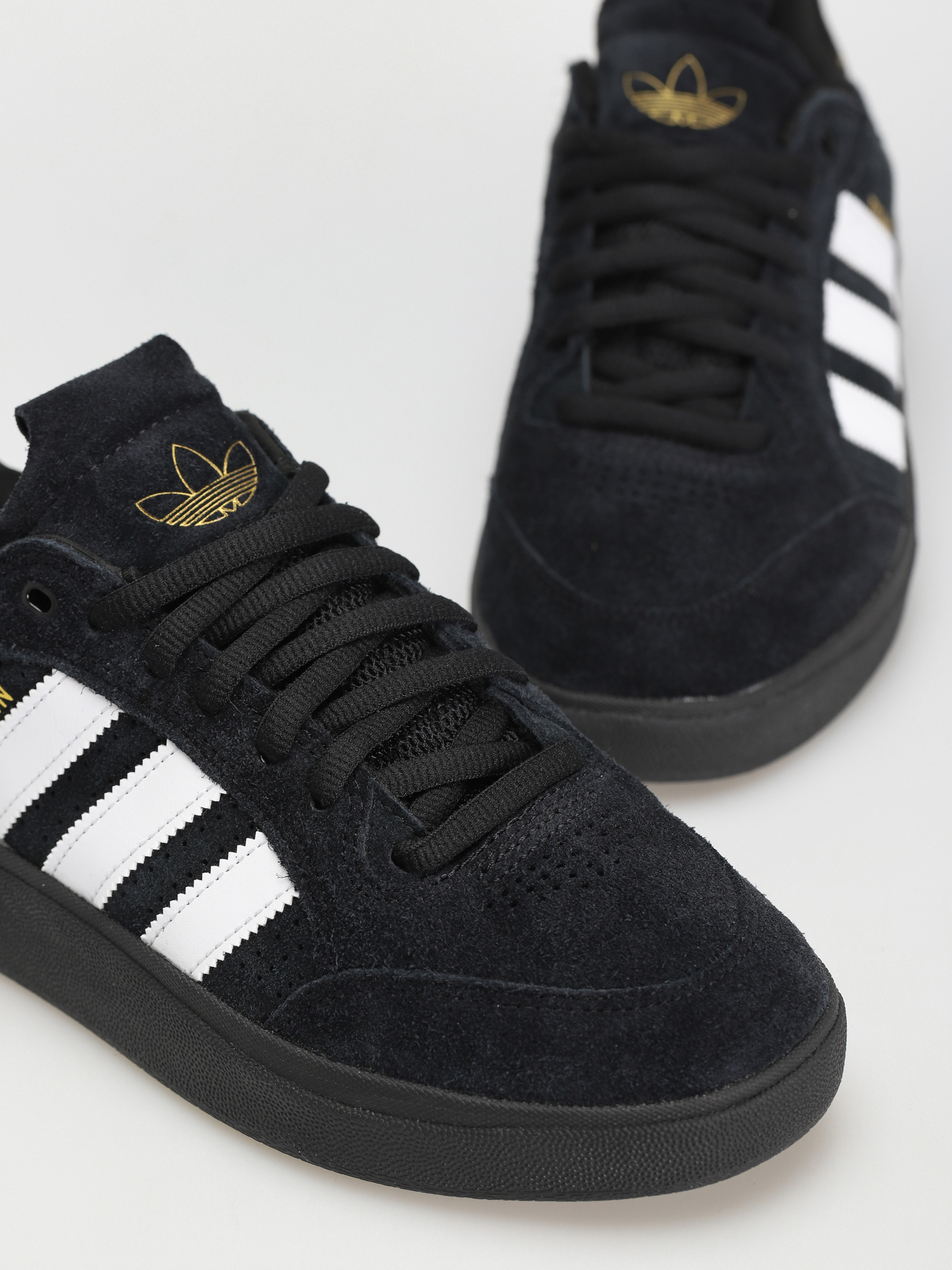 adidas Tyshawn Low Cipők (cblack/ftwwht/goldmt1)