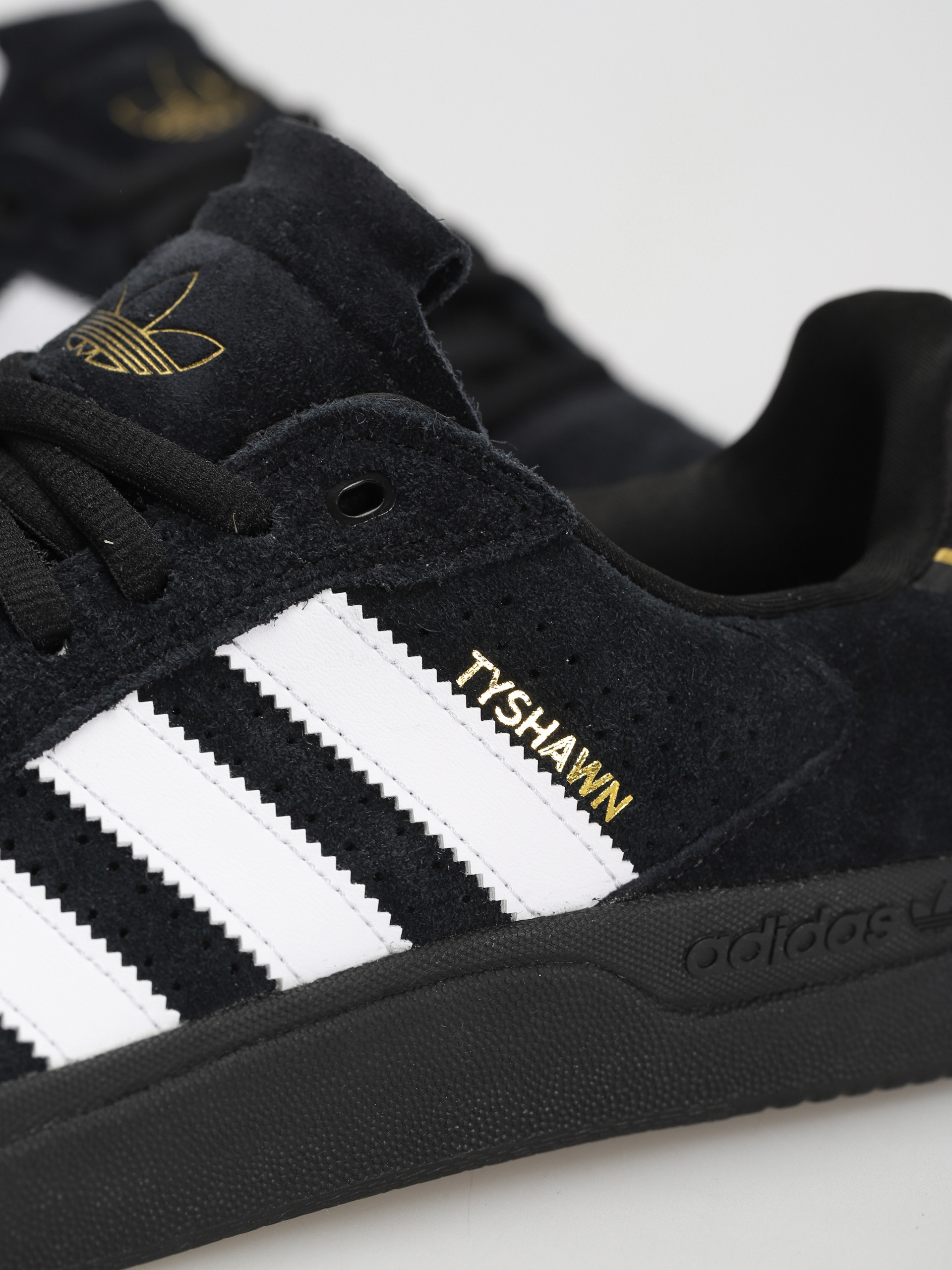 adidas Tyshawn Low Cipők (cblack/ftwwht/goldmt1)