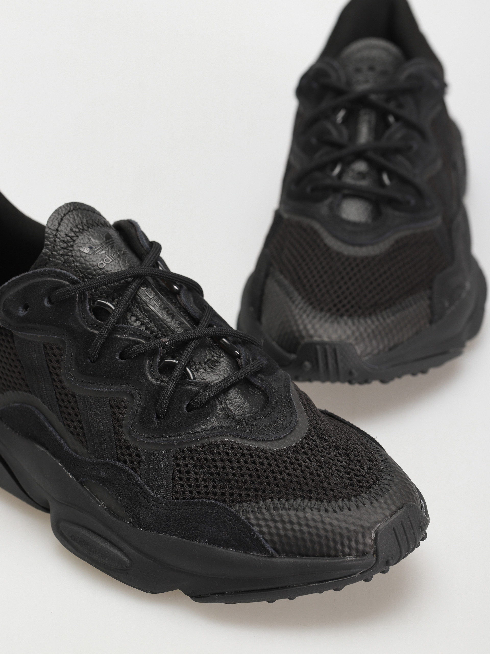 adidas Originals Ozweego Cipők (cblack/cblack/grefiv)